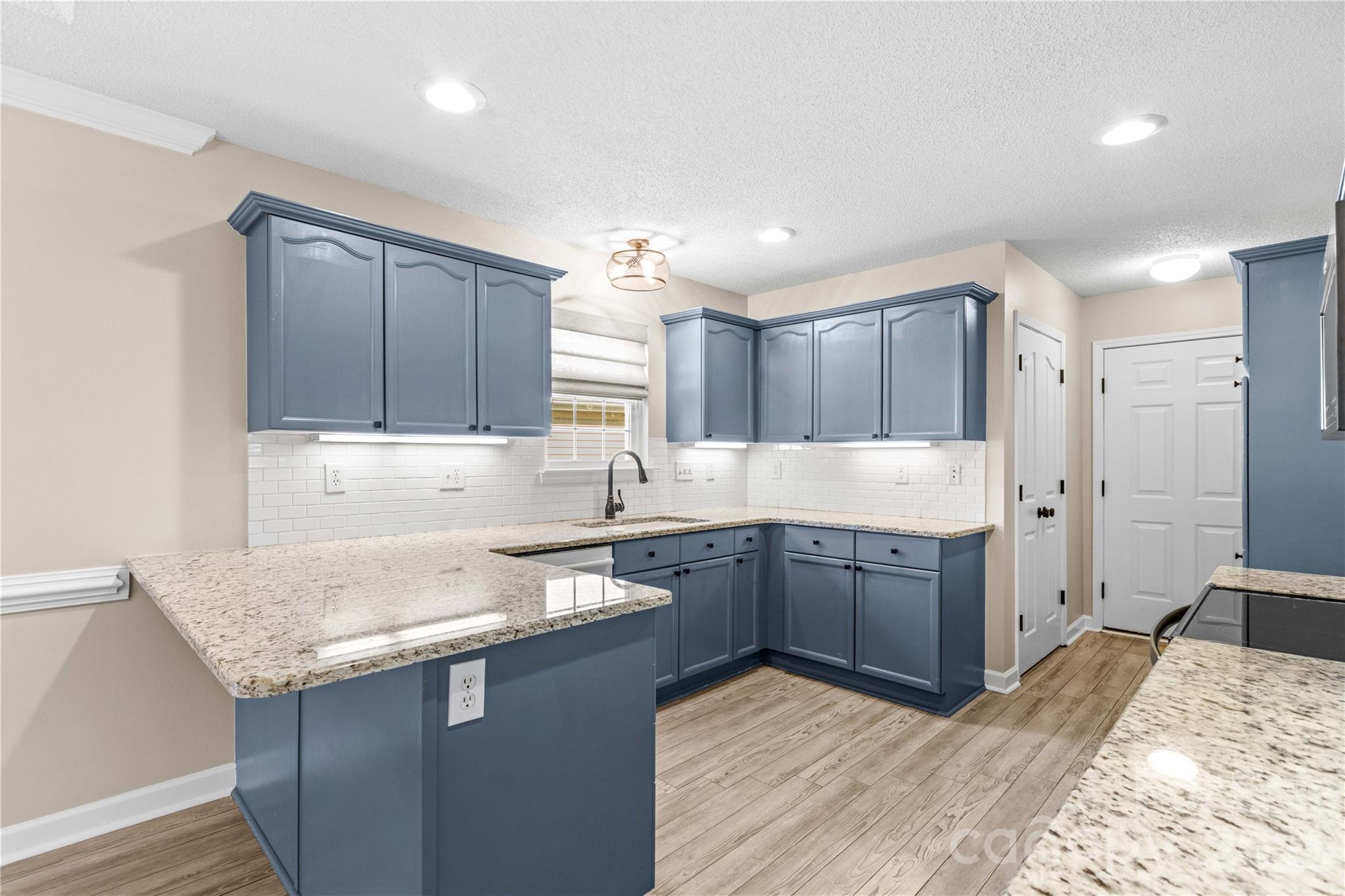 Upgraded Granite and Tile Backsplash - 117 Abbotswood Place, Mooresville