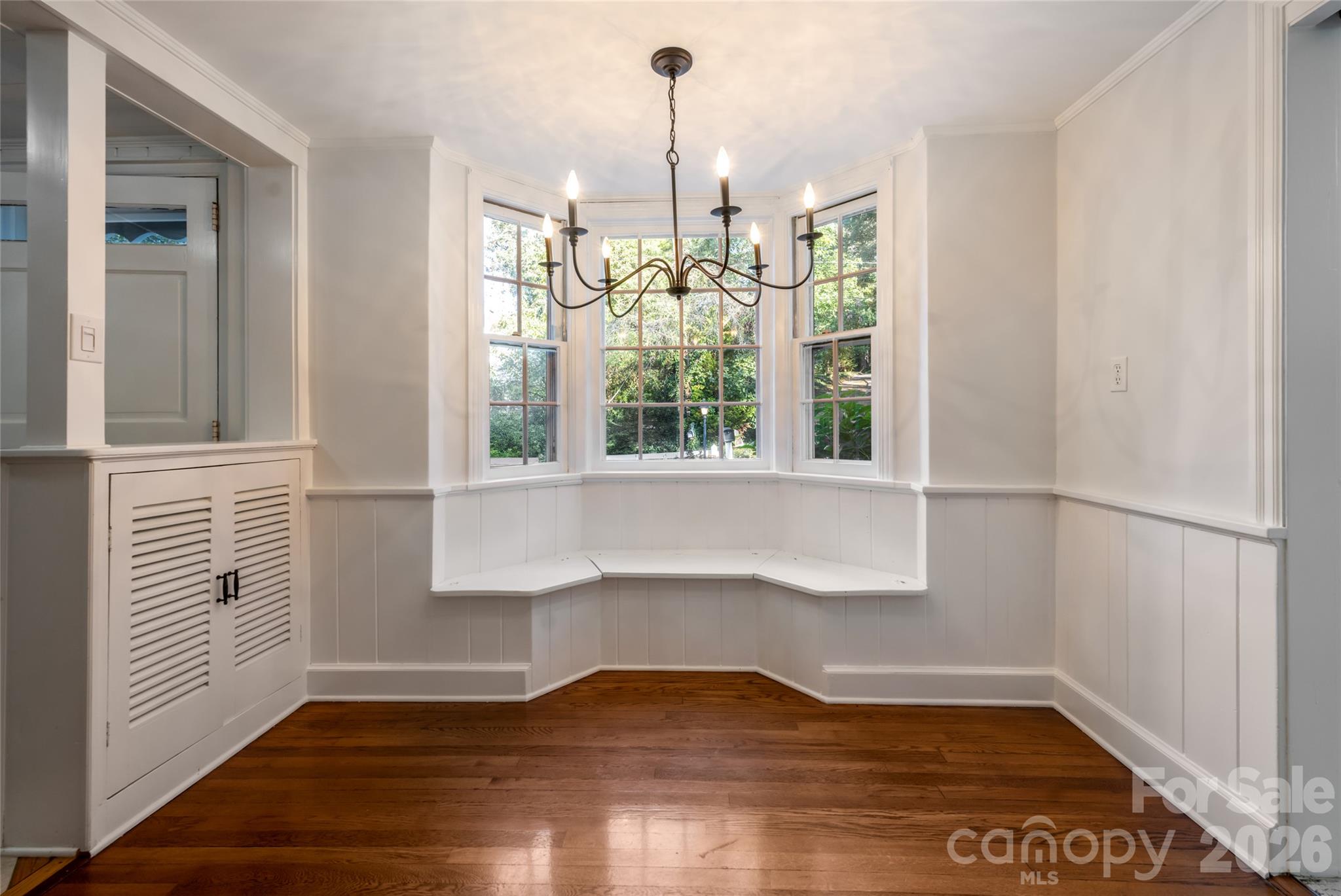 Dining area with built in bench - 25 Blackwood Road, Asheville