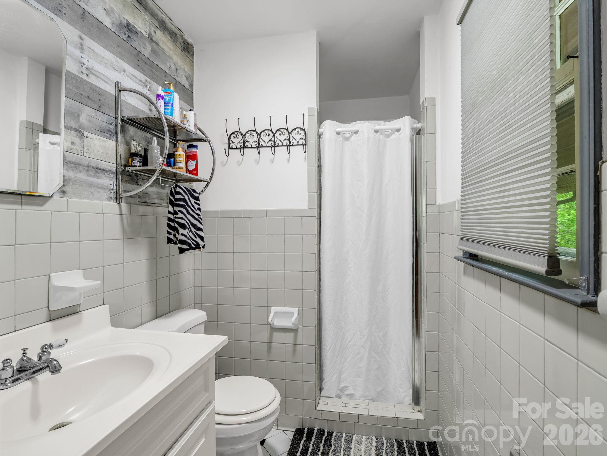ensuite primary bathroom - 92 Greenwood Acres Drive, Mills River