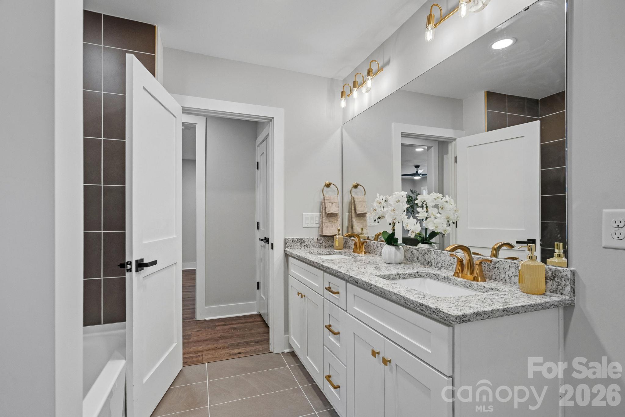 Guest Bath - 1949 Garibaldi Avenue, Charlotte