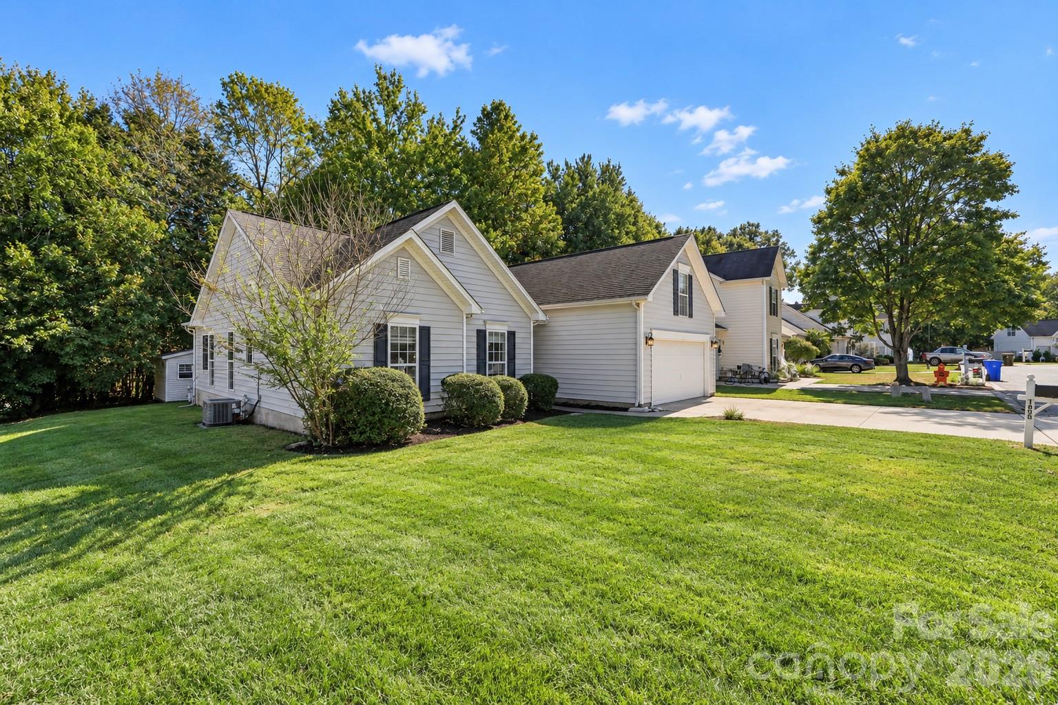 Single Family Residence at 131 Devon Forest Drive, Mooresville, photo 4 of 44