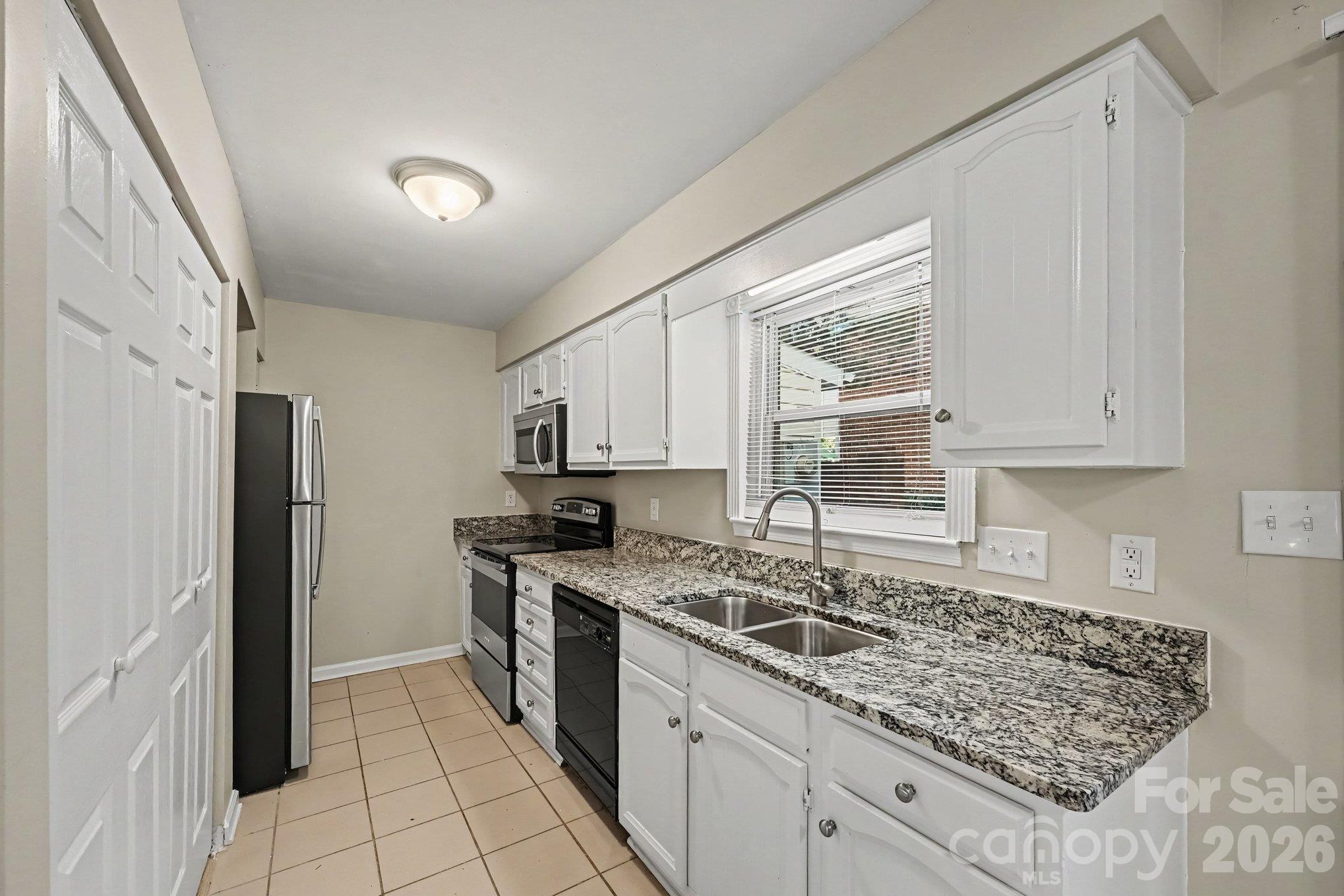 Condominium at 11059 Hunter Trail Lane, Charlotte, photo 6 of 18