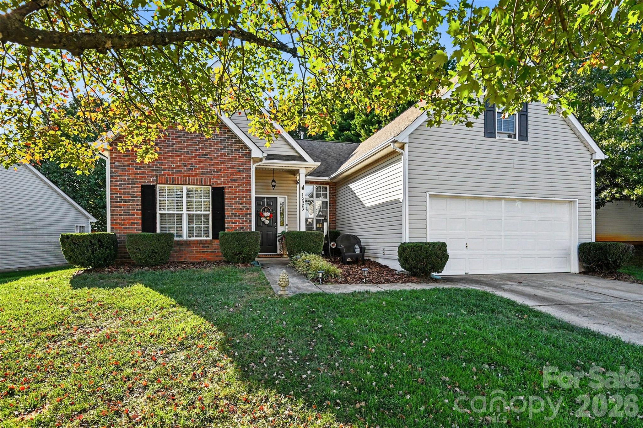 Single Family Residence at 16023 Circlegreen Drive, Charlotte, photo 2 of 28