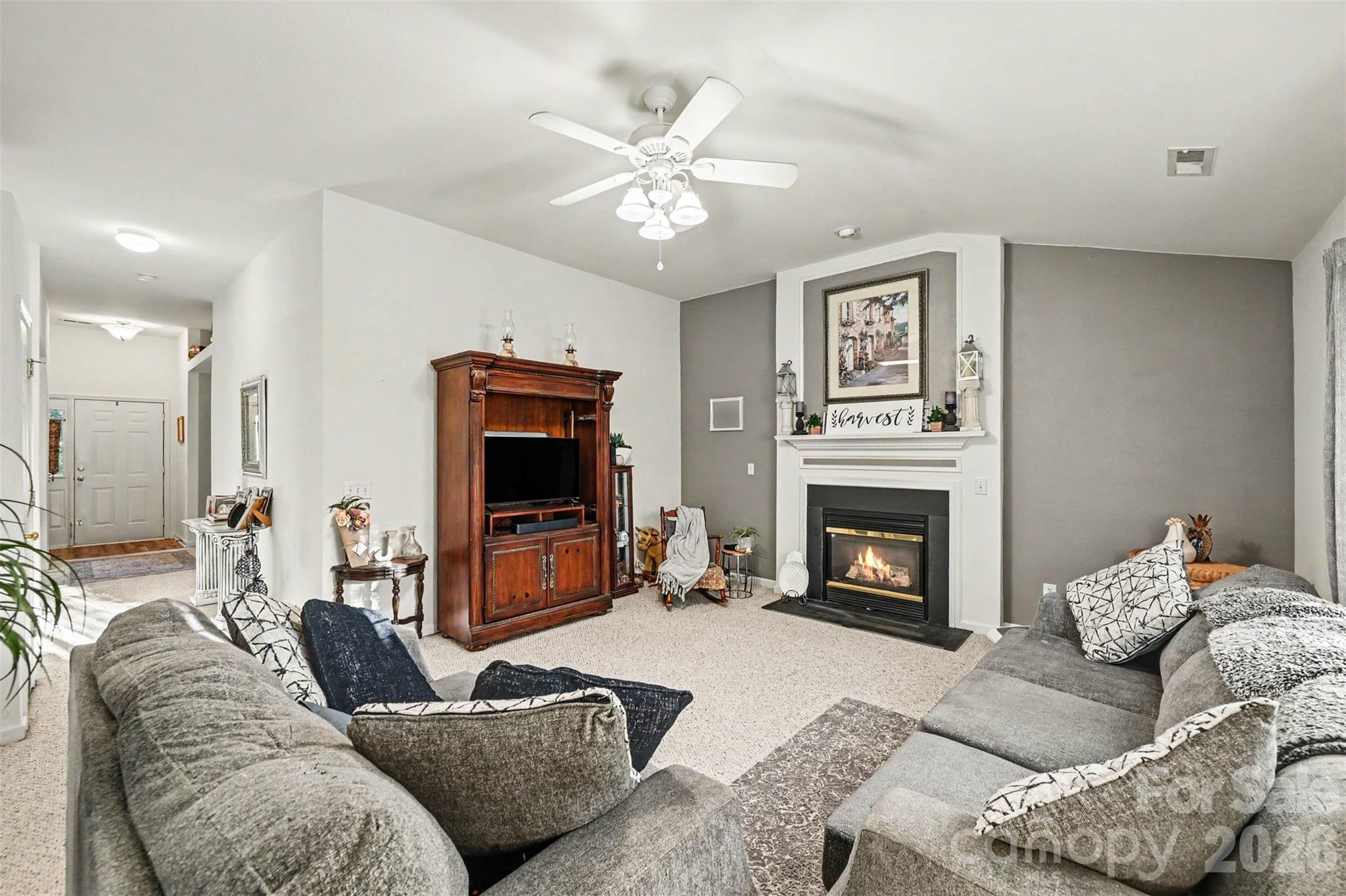 Single Family Residence at 16023 Circlegreen Drive, Charlotte, photo 8 of 28