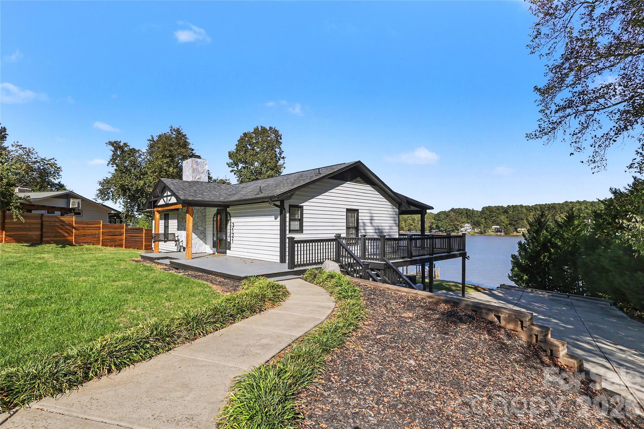 3121 Lakeside Circle
