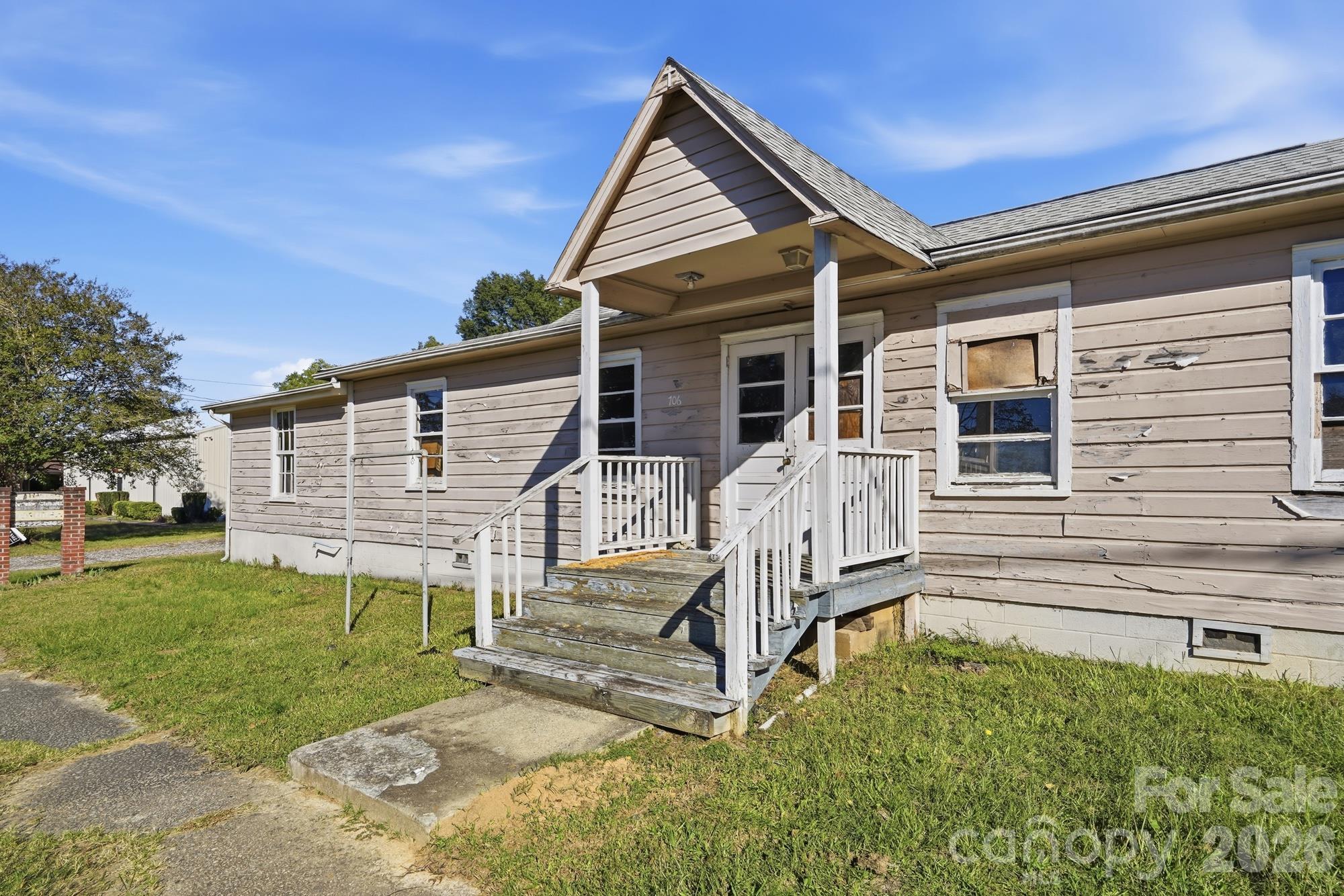 Single Family Residence at 706 Old North Main Street, Clover, photo 5 of 41