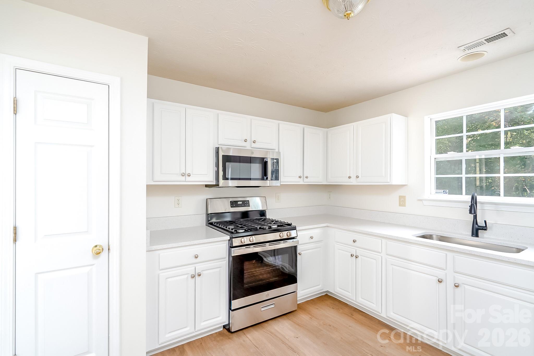 Single Family Residence at 5124 Eagle Creek Drive, Charlotte, photo 3 of 42