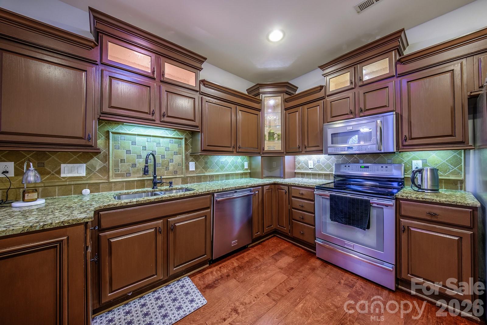 Condominium at 8562 Highland Glen Drive, Charlotte, photo 7 of 24