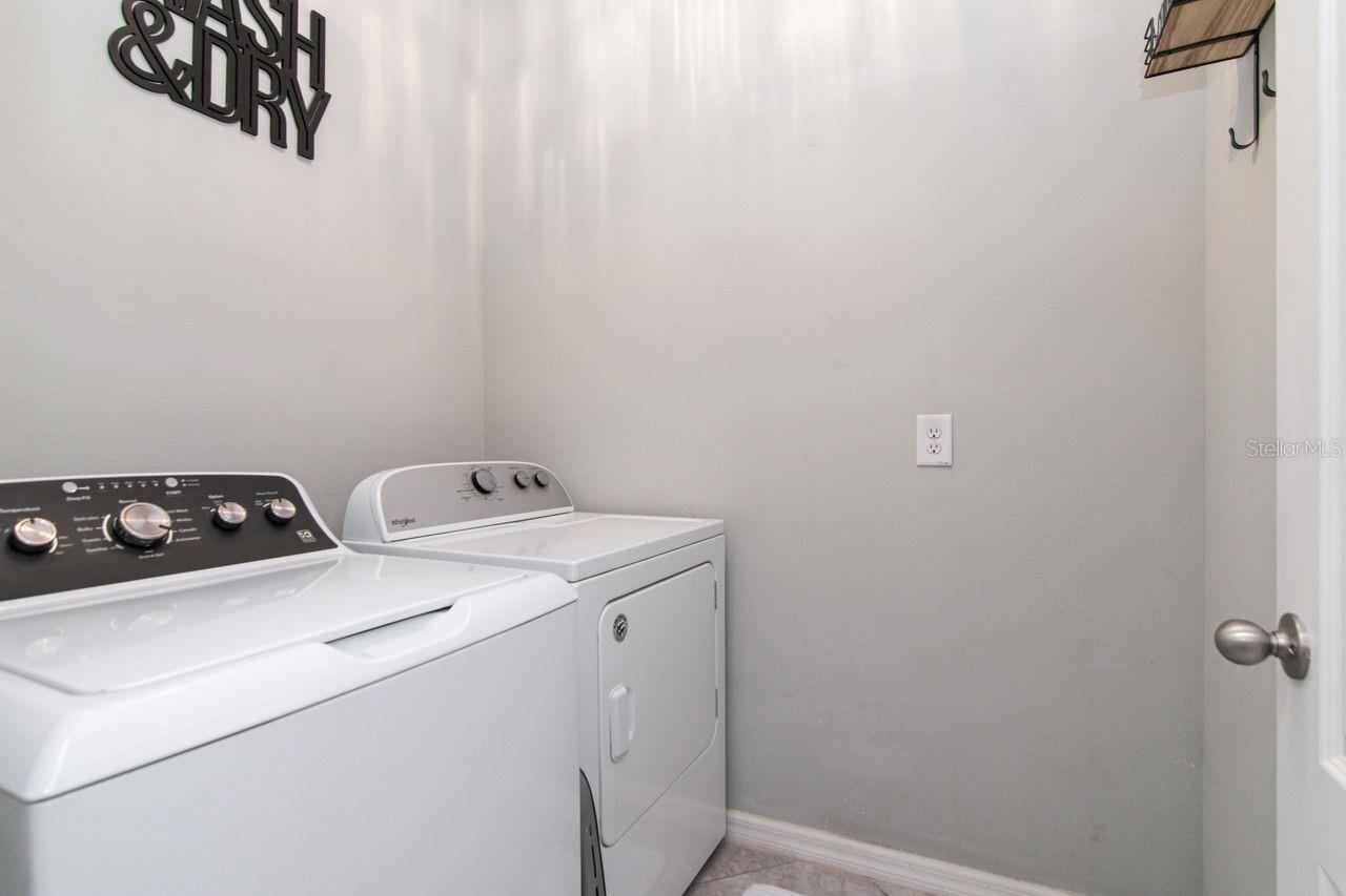 Separate Laundry room has small shelf - 11143 SPRING POINT CIR, RIVERVIEW