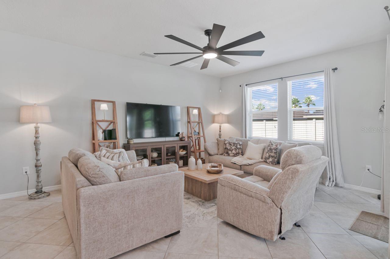 Expandable living area - lots of room yet still cozy. Large fan creates wonderful breeze. - 11143 SPRING POINT CIR, RIVERVIEW