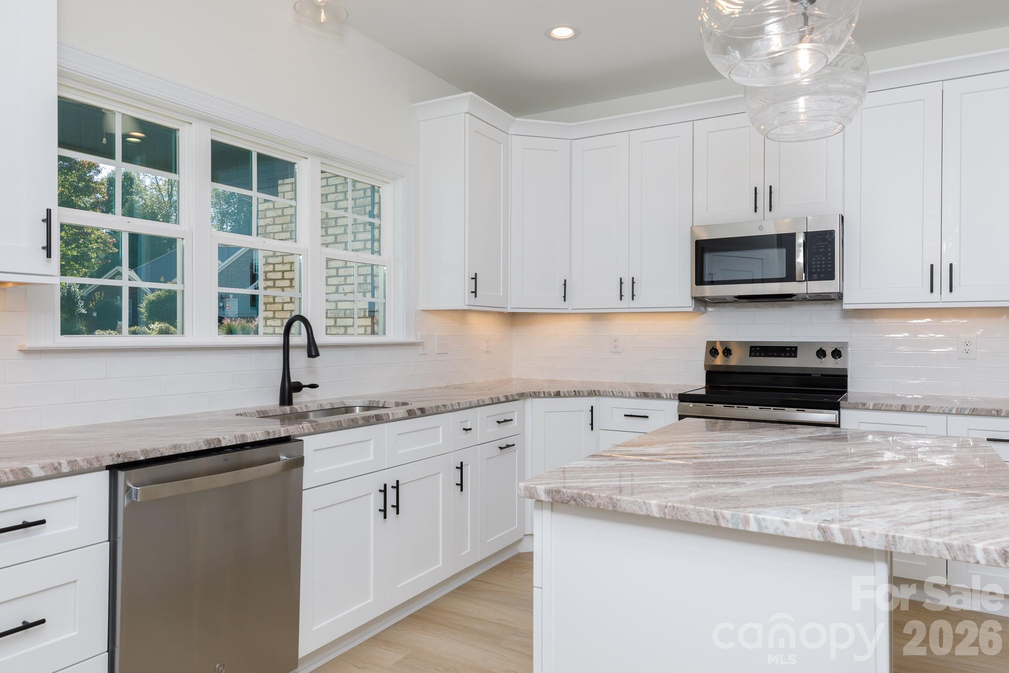 Single Family Residence at 2030 Hunters Creek Lane, Rock Hill, photo 3 of 32