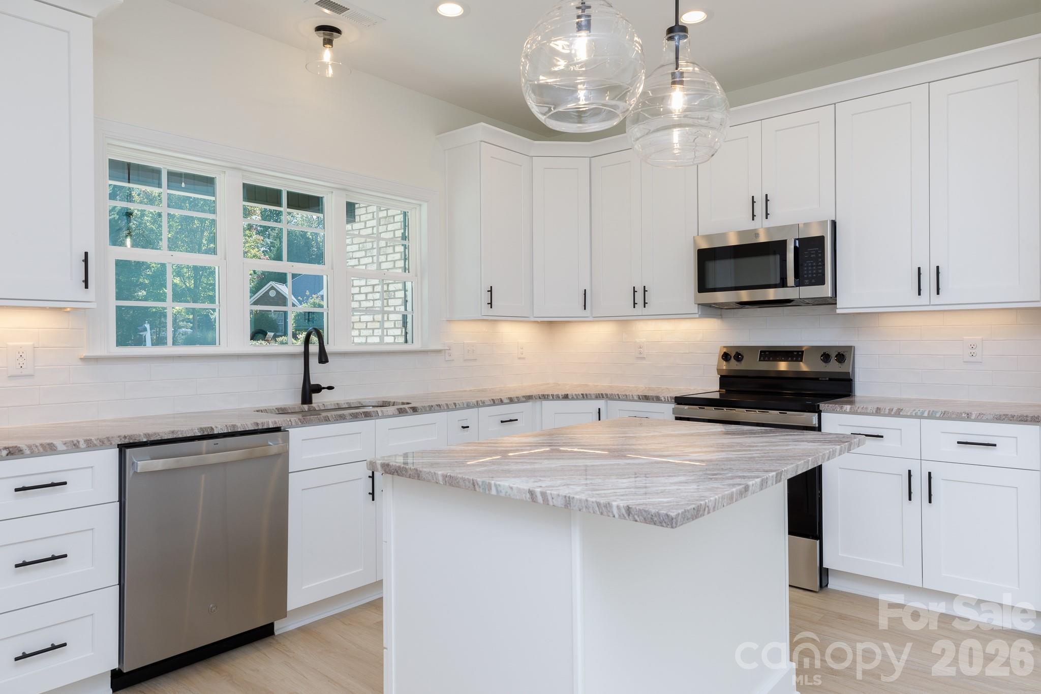 Single Family Residence at 2030 Hunters Creek Lane, Rock Hill, photo 11 of 32