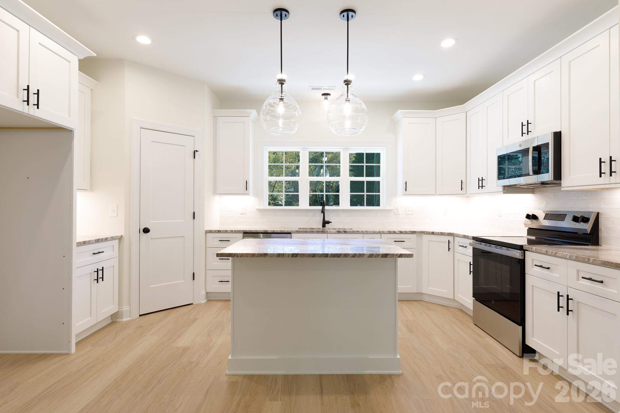 Single Family Residence at 2030 Hunters Creek Lane, Rock Hill, photo 14 of 32