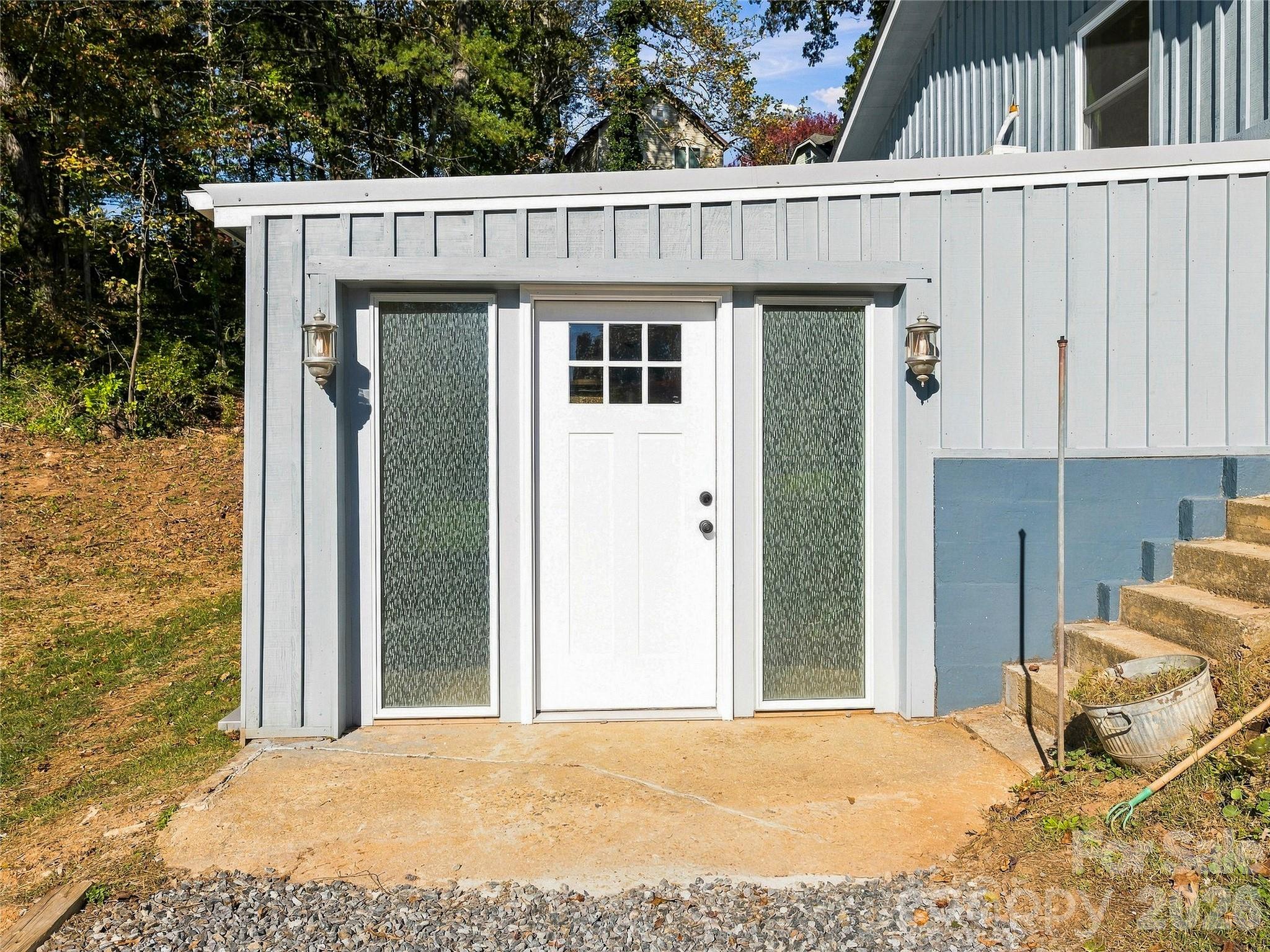 Apartment entrance - has its own separate driveway. - 33 Phipps Street, Weaverville