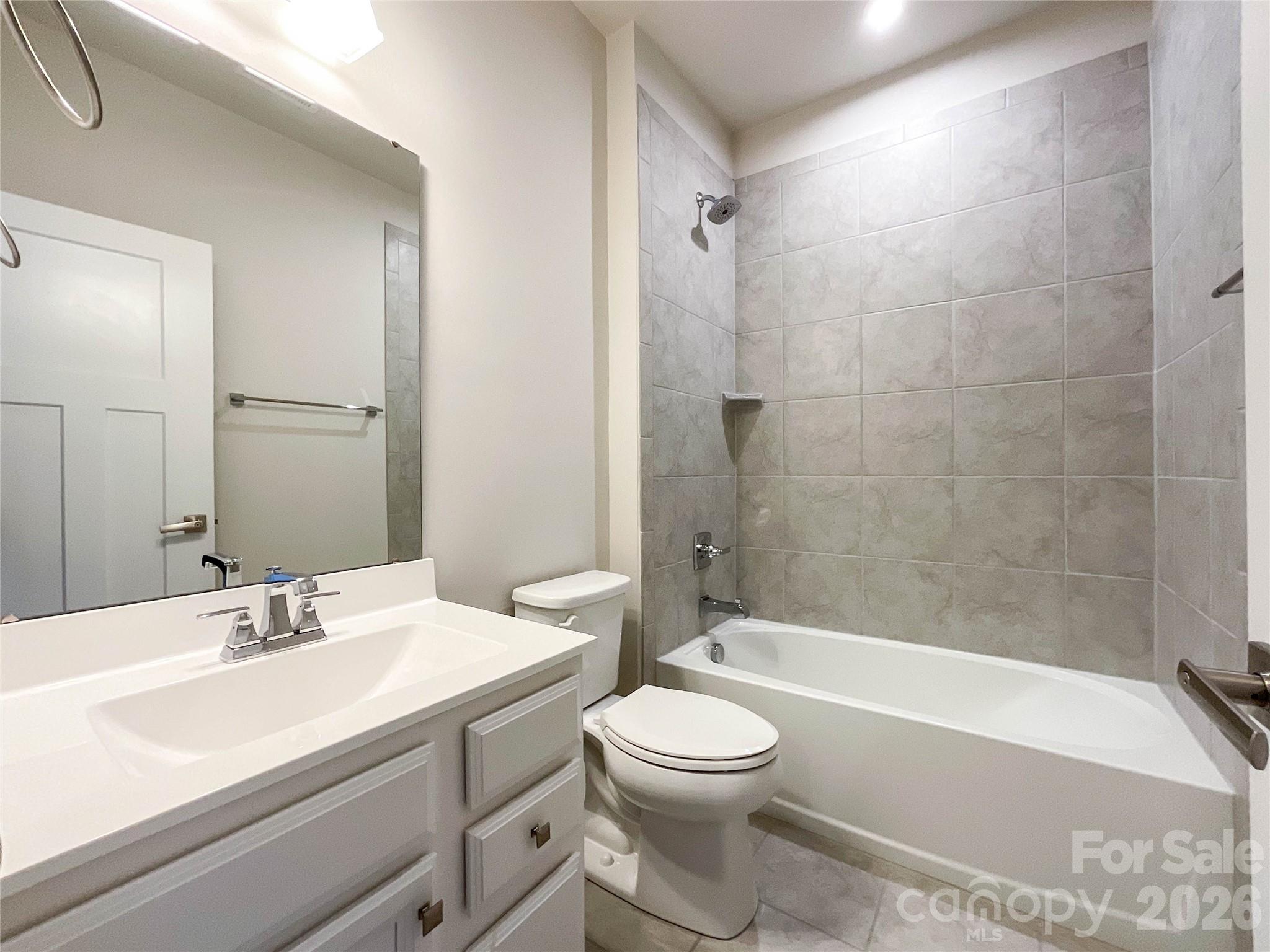 Secondary Bathroom Tub/Shower - 5091 Summer Surprise Lane, Charlotte