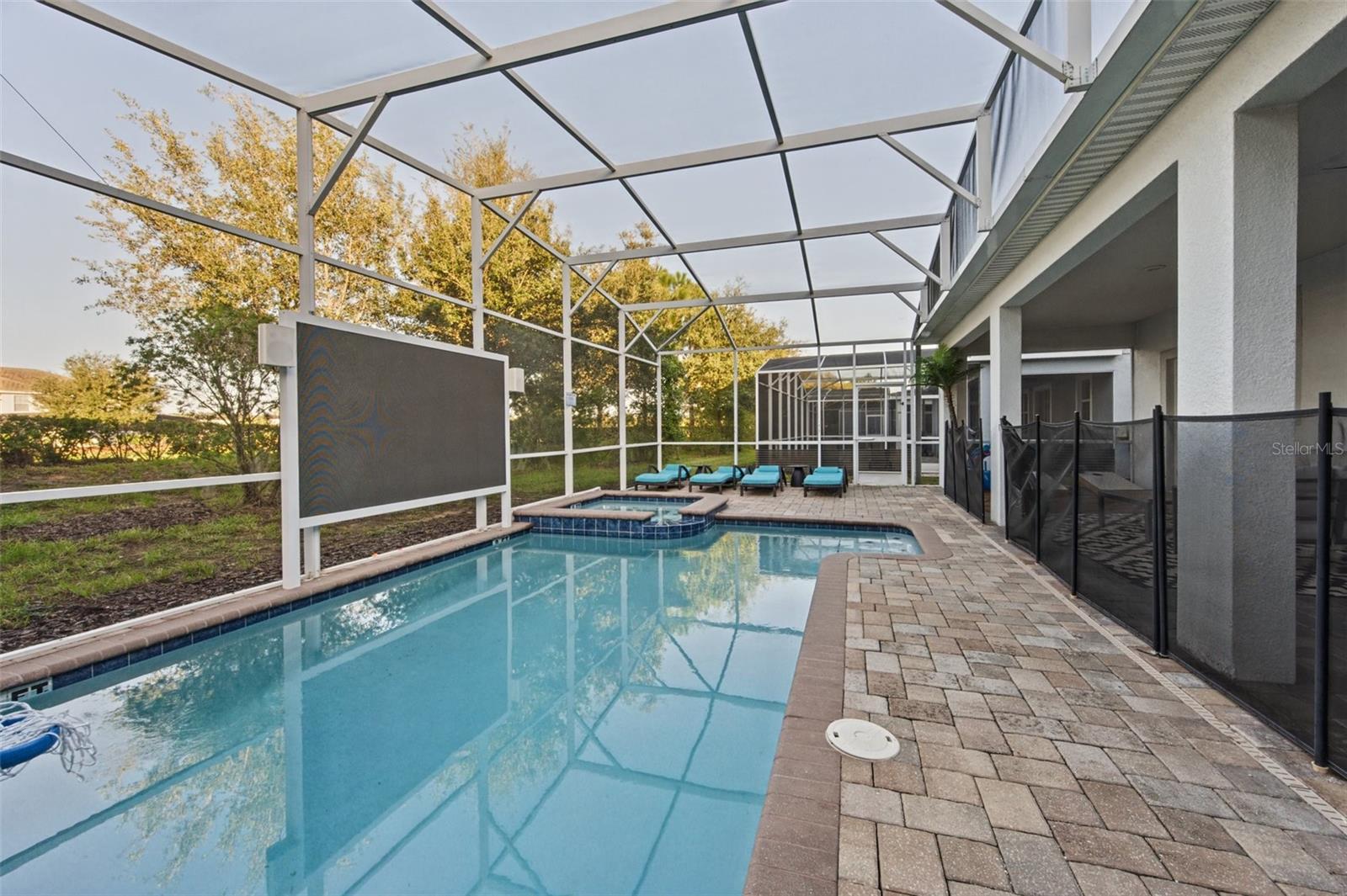 Screened pool with outdoor TV - 1540 MAIDSTONE CT, DAVENPORT