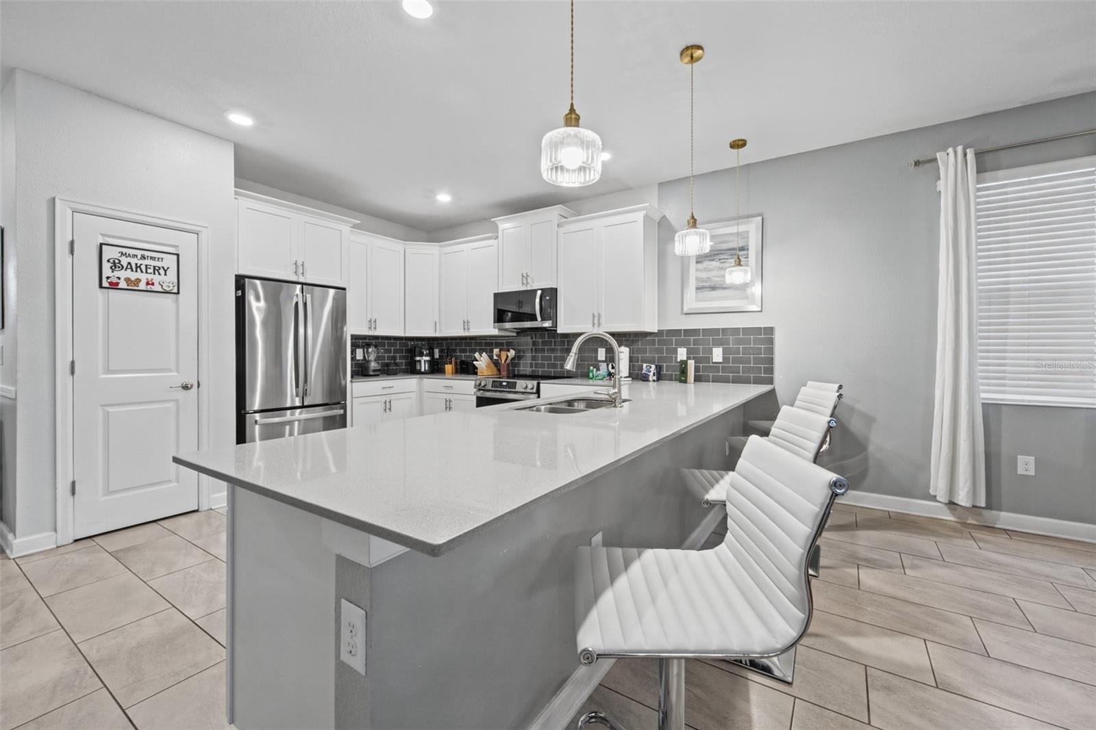 Kitchen island with seating - 1540 MAIDSTONE CT, DAVENPORT