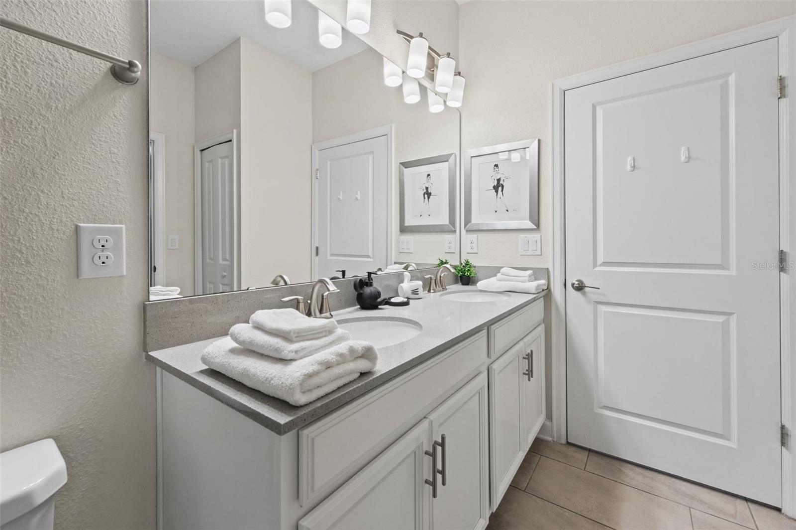 Bathroom vanity - 1540 MAIDSTONE CT, DAVENPORT