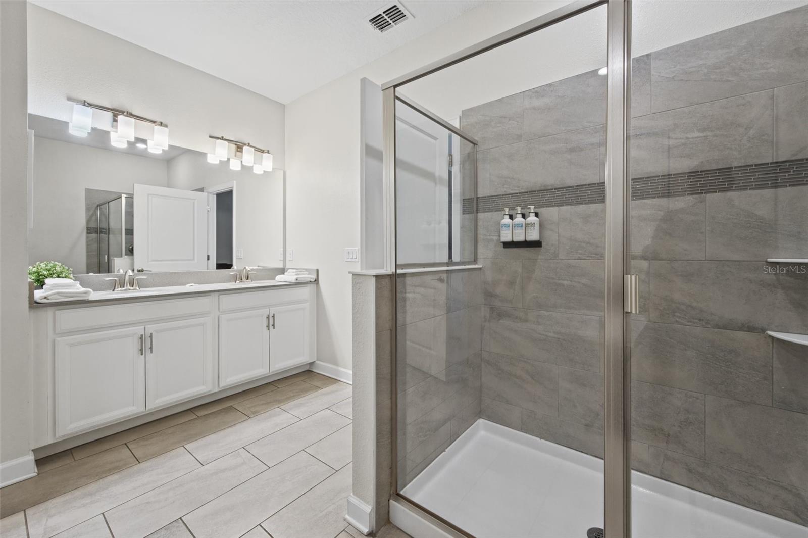 Double vanity and walk-in shower - 1540 MAIDSTONE CT, DAVENPORT