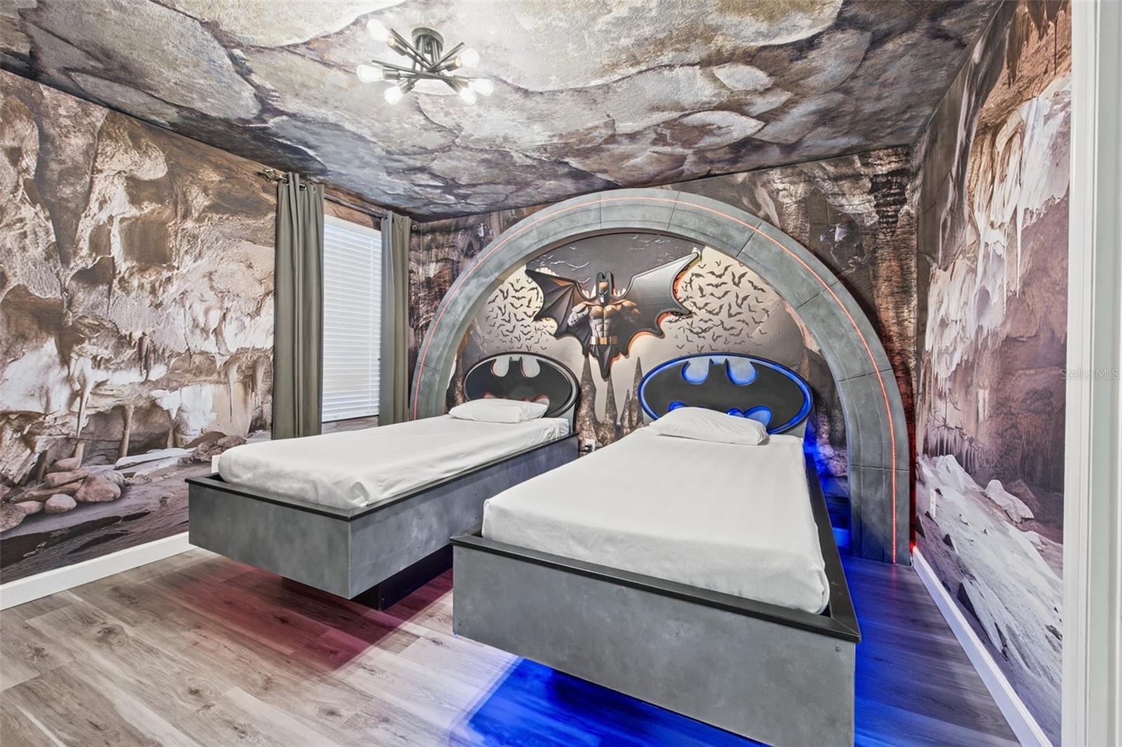 Superhero-themed twin bedroom - 1540 MAIDSTONE CT, DAVENPORT