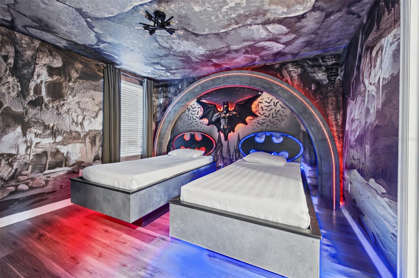Superhero-themed twin bedroom - 1540 MAIDSTONE CT, DAVENPORT