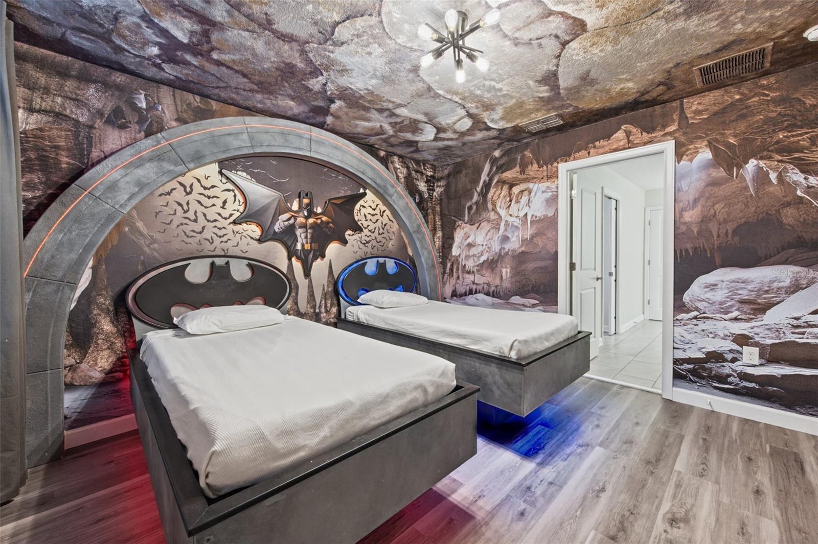 Superhero-themed twin bedroom - 1540 MAIDSTONE CT, DAVENPORT