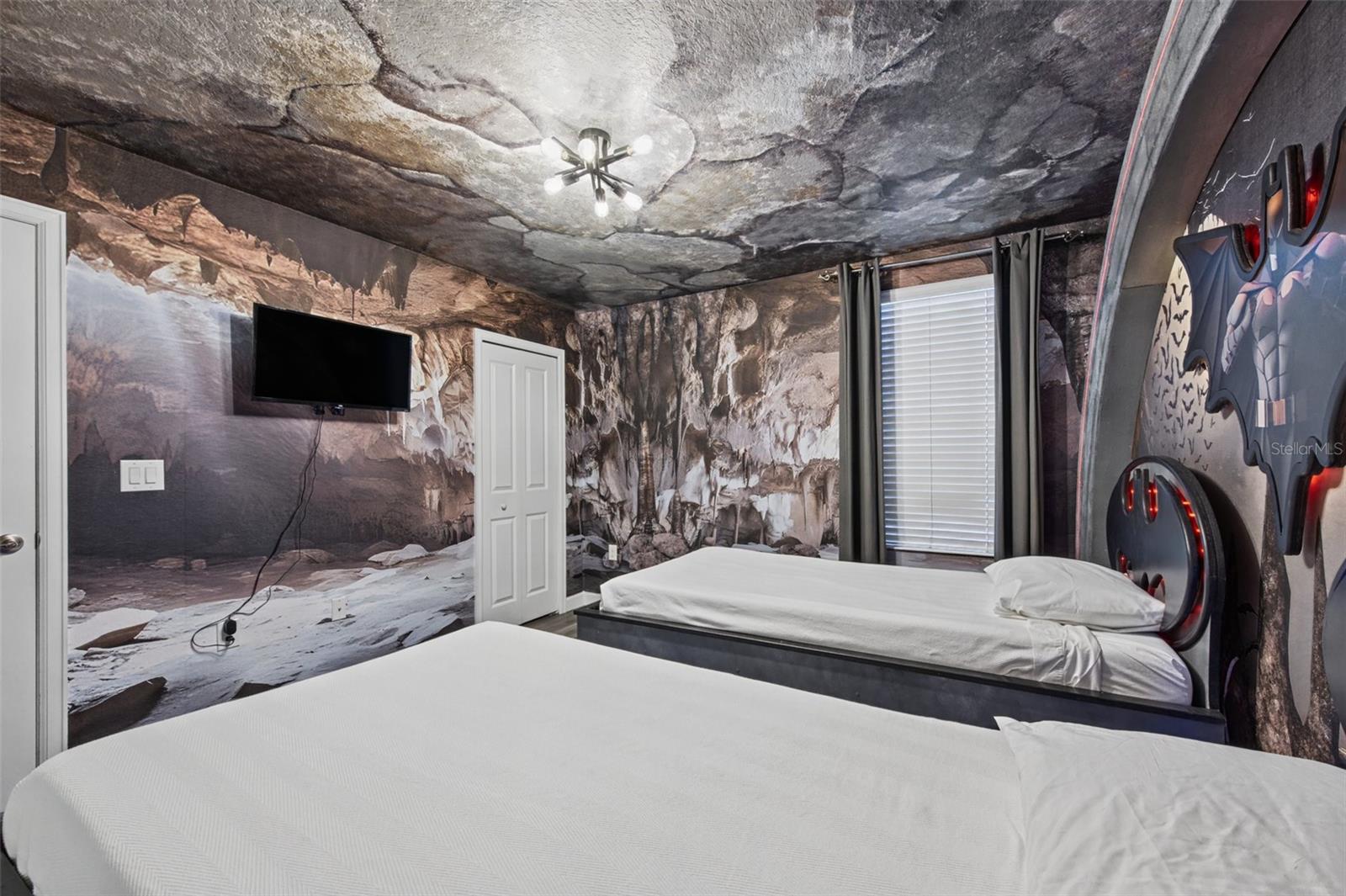 Superhero-themed twin bedroom - 1540 MAIDSTONE CT, DAVENPORT