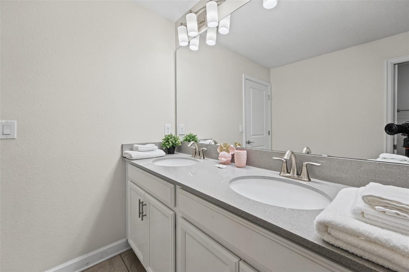 Bathroom vanity - 1540 MAIDSTONE CT, DAVENPORT