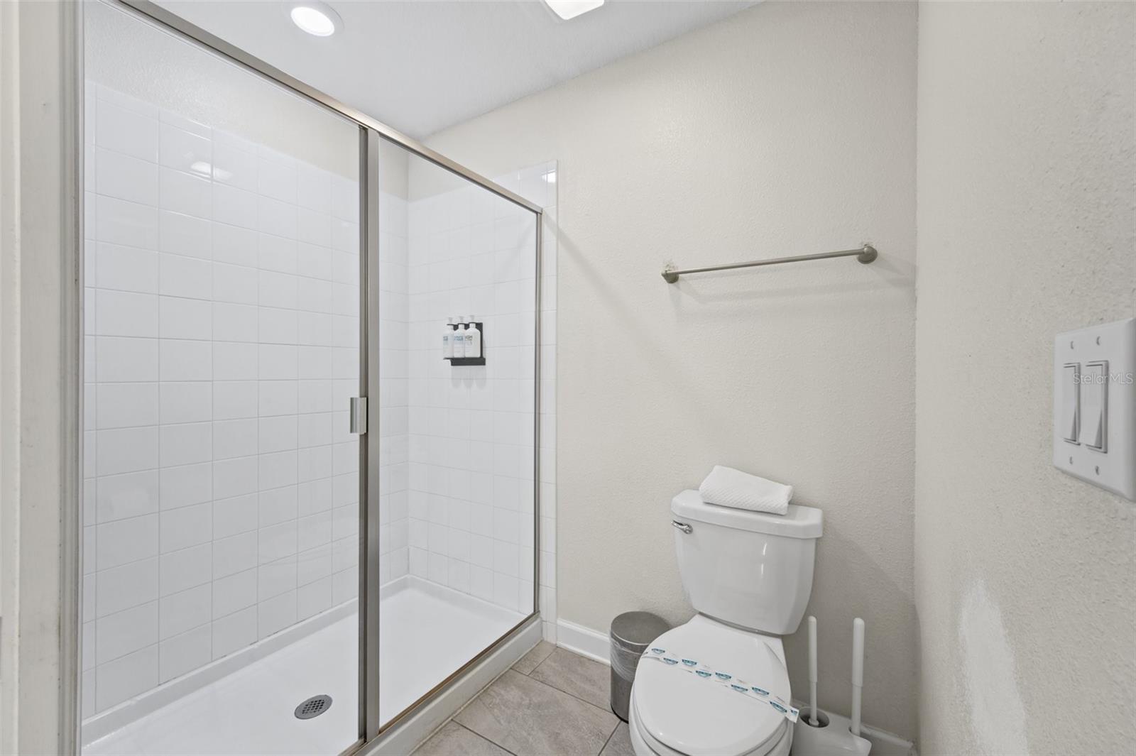 Walk-in shower - 1540 MAIDSTONE CT, DAVENPORT