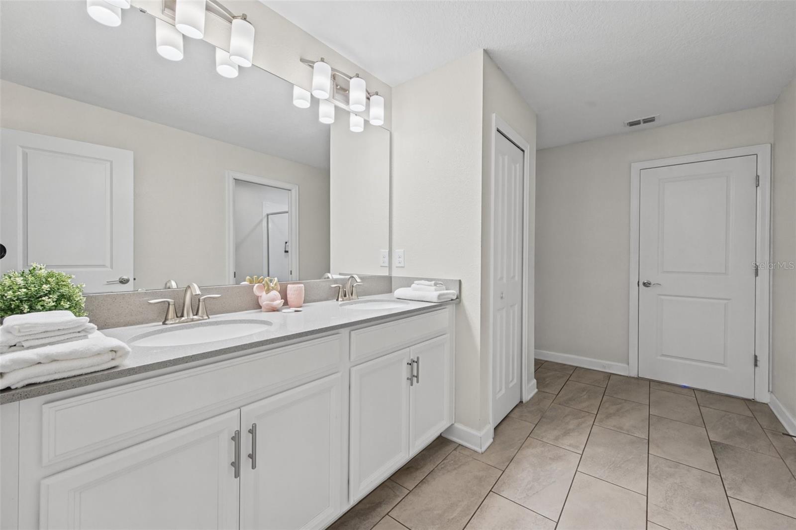 Double vanity - 1540 MAIDSTONE CT, DAVENPORT