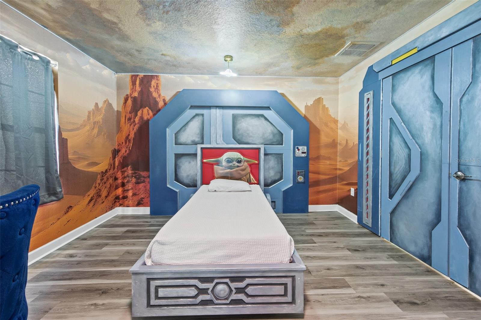 Space-themed bedroom - 1540 MAIDSTONE CT, DAVENPORT