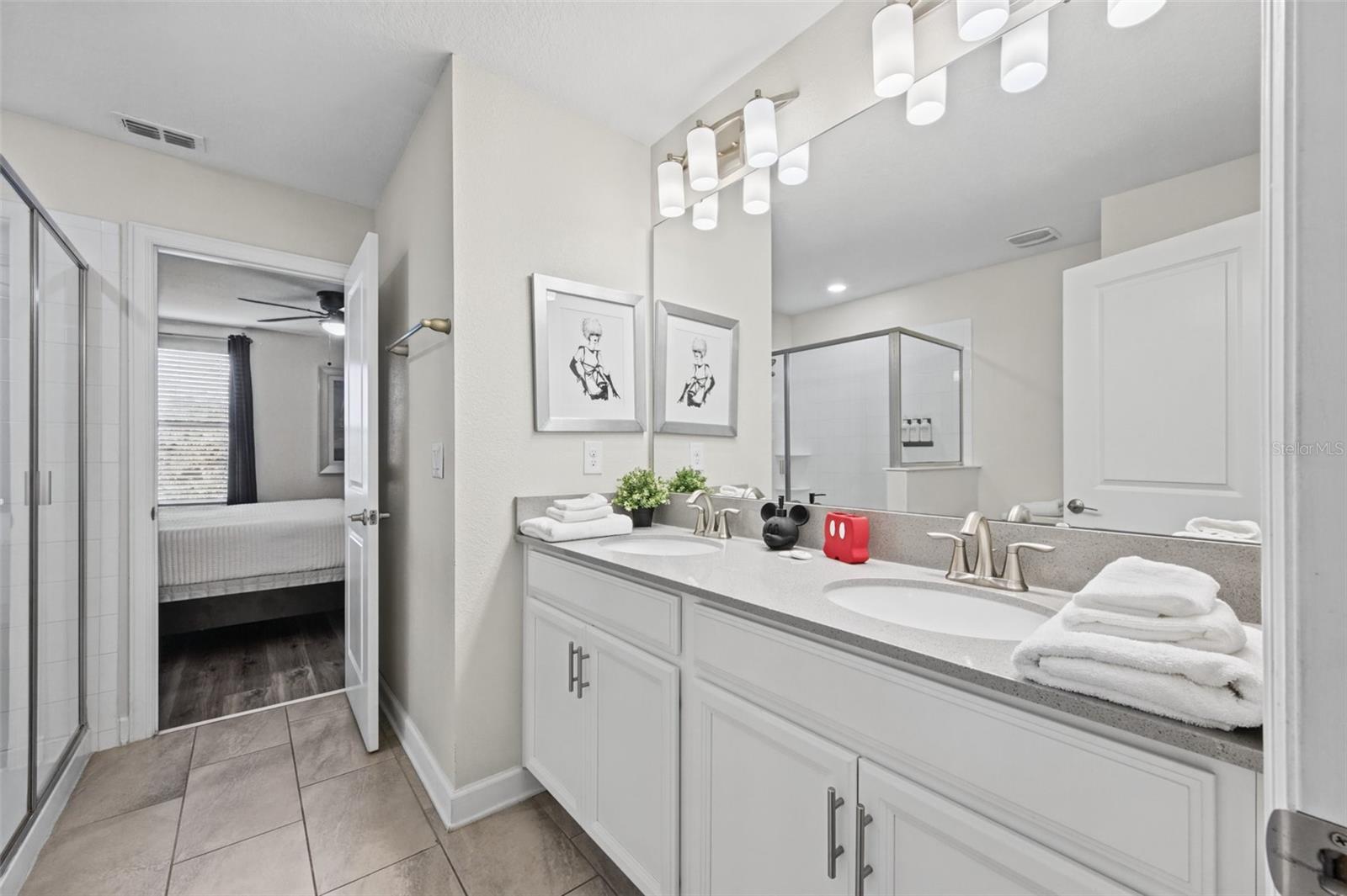 Bathroom vanity - 1540 MAIDSTONE CT, DAVENPORT