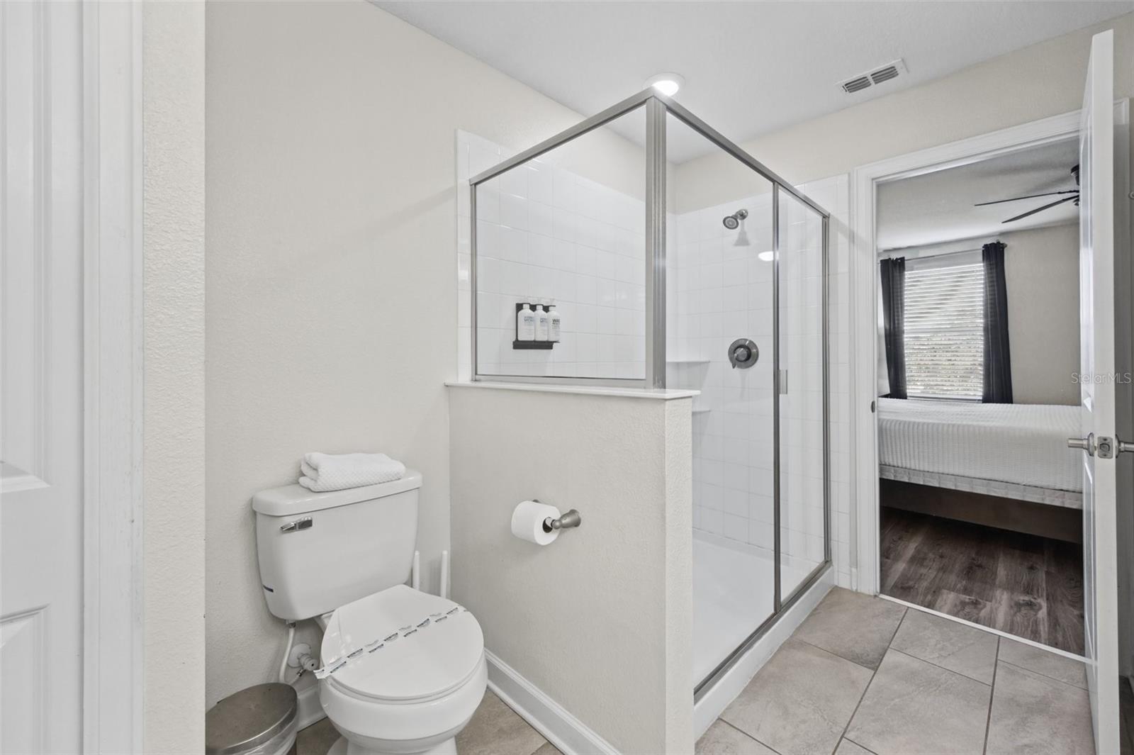 Walk-in shower - 1540 MAIDSTONE CT, DAVENPORT