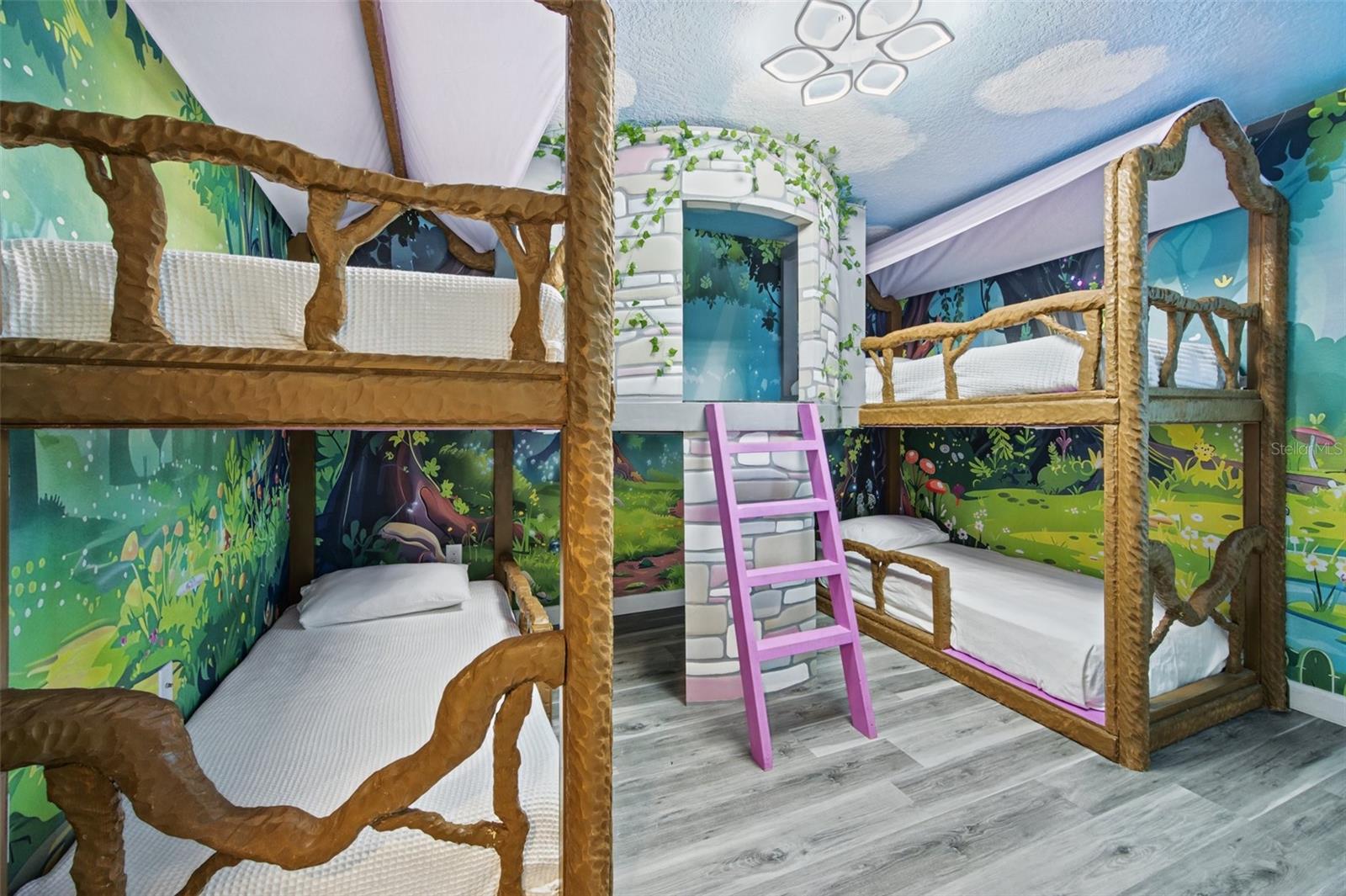 Forest-themed bunk room - 1540 MAIDSTONE CT, DAVENPORT