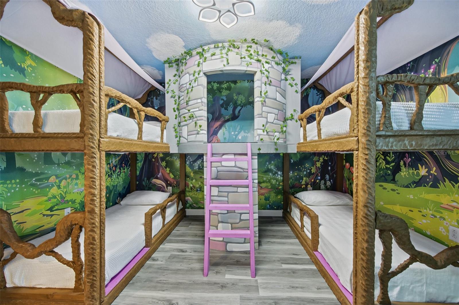 Forest-themed bunk room - 1540 MAIDSTONE CT, DAVENPORT