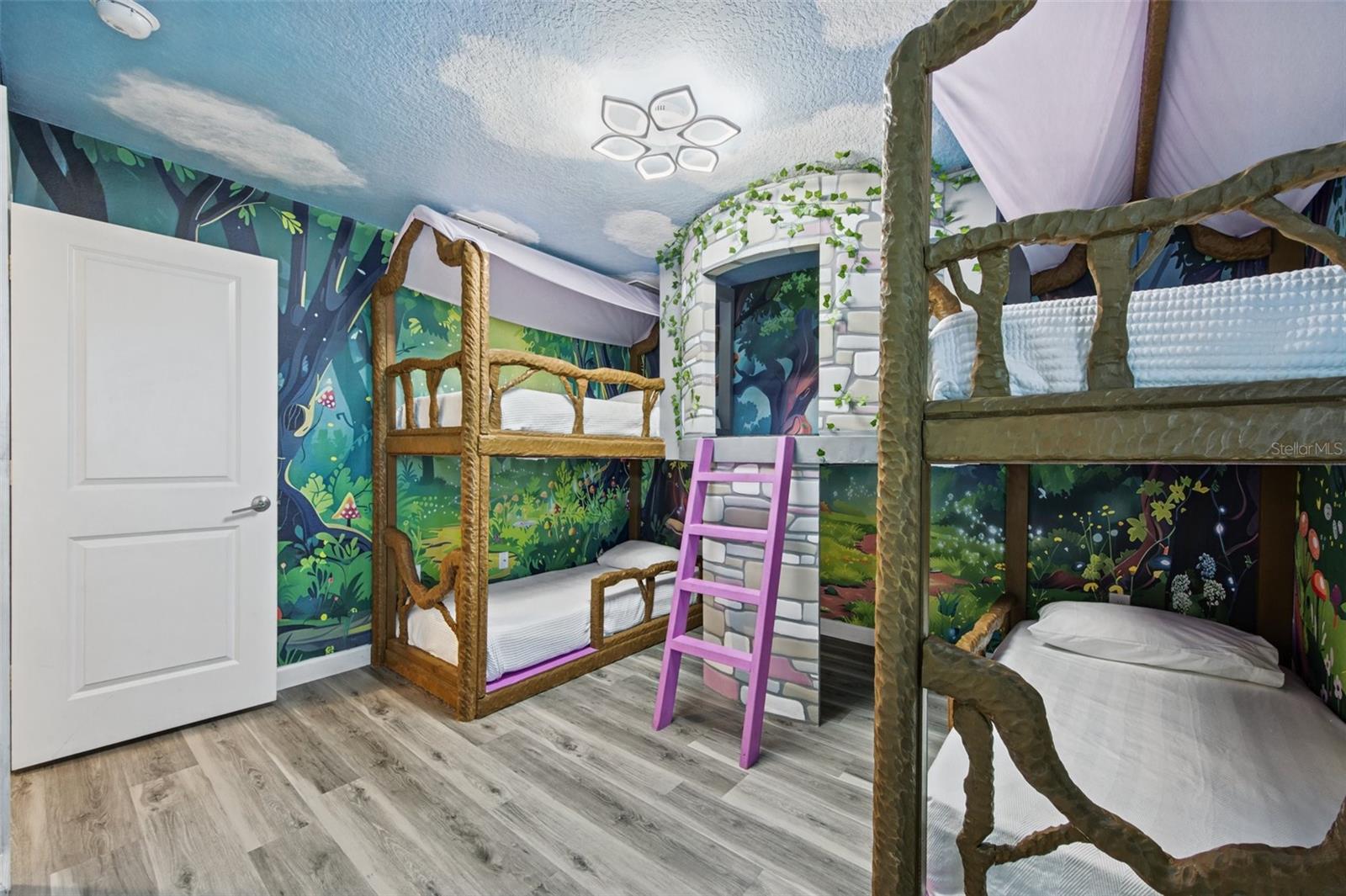 Forest-themed bunk room - 1540 MAIDSTONE CT, DAVENPORT