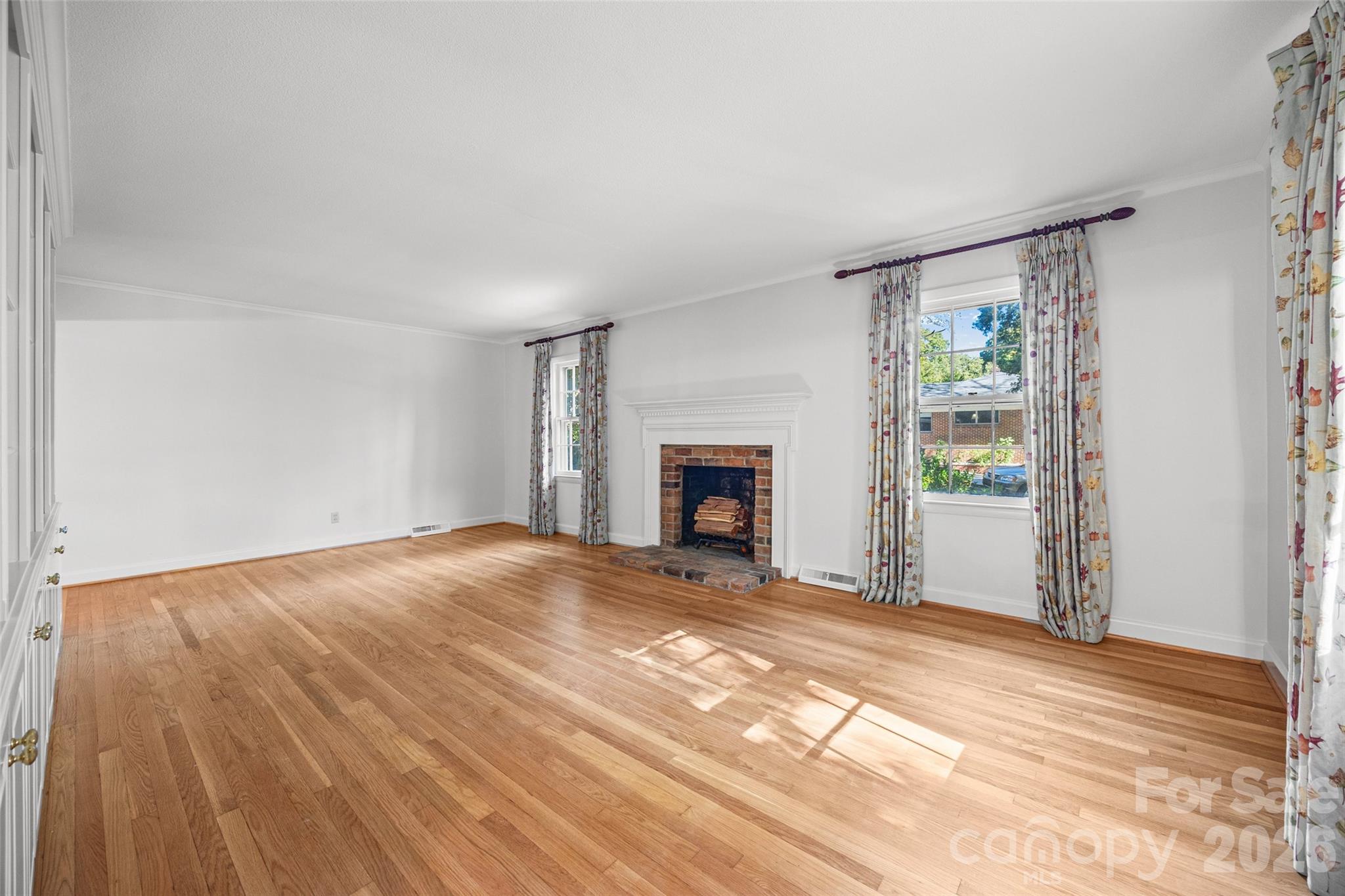Large family room with built-ins - 635 Glendale Drive, Rock Hill