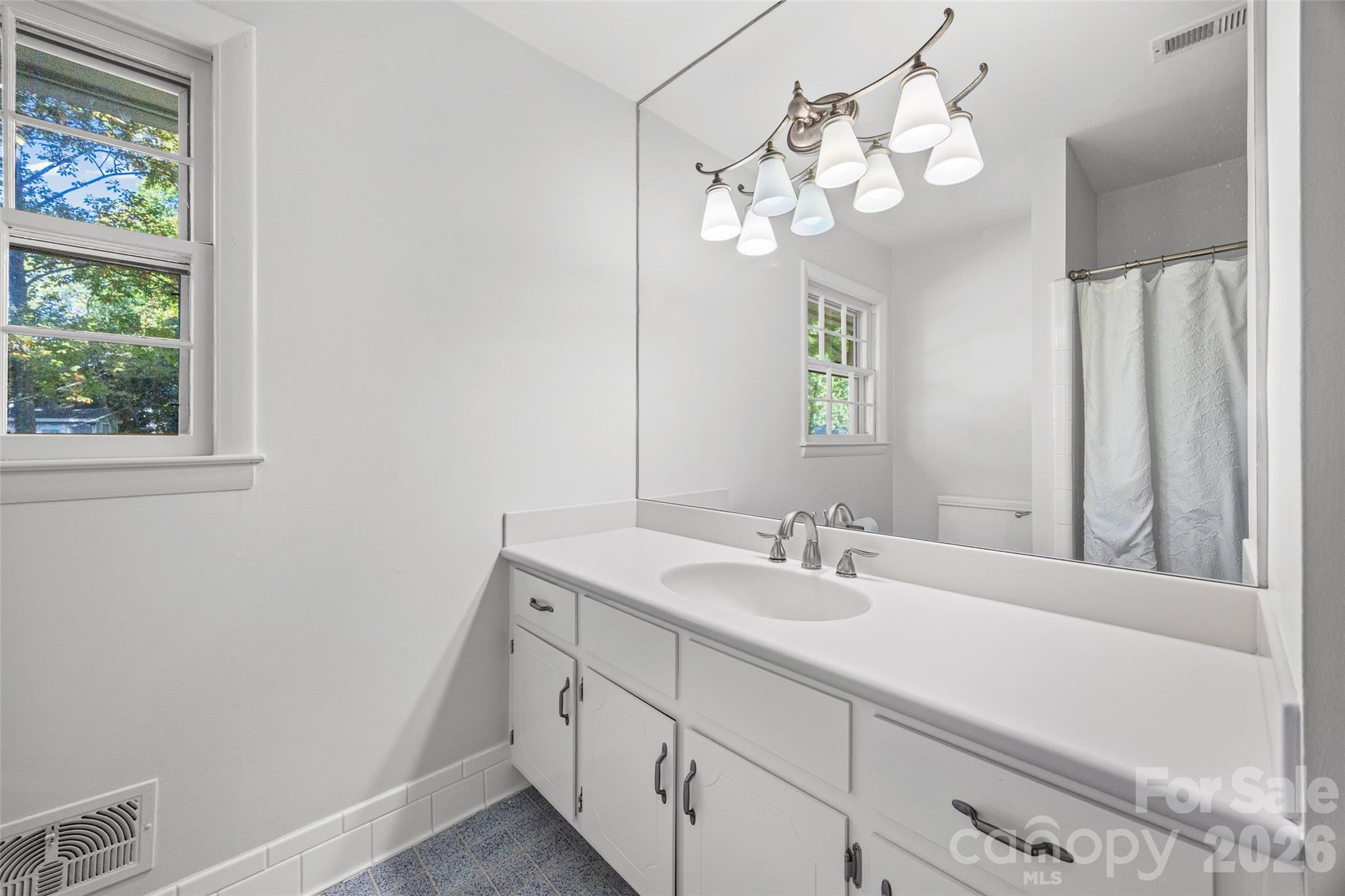 Upstairs full bath - 635 Glendale Drive, Rock Hill