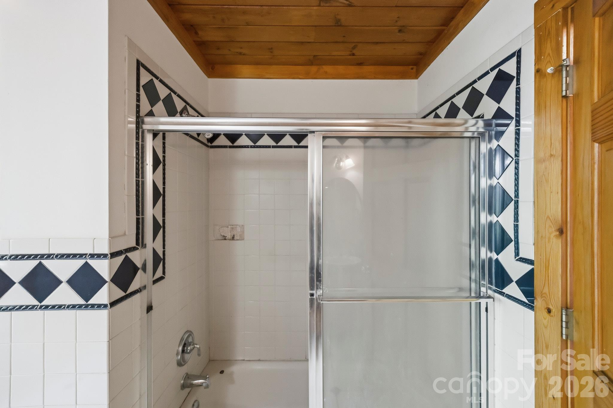 Full Upstairs Bath - 1130 Beamguard Road, Clover
