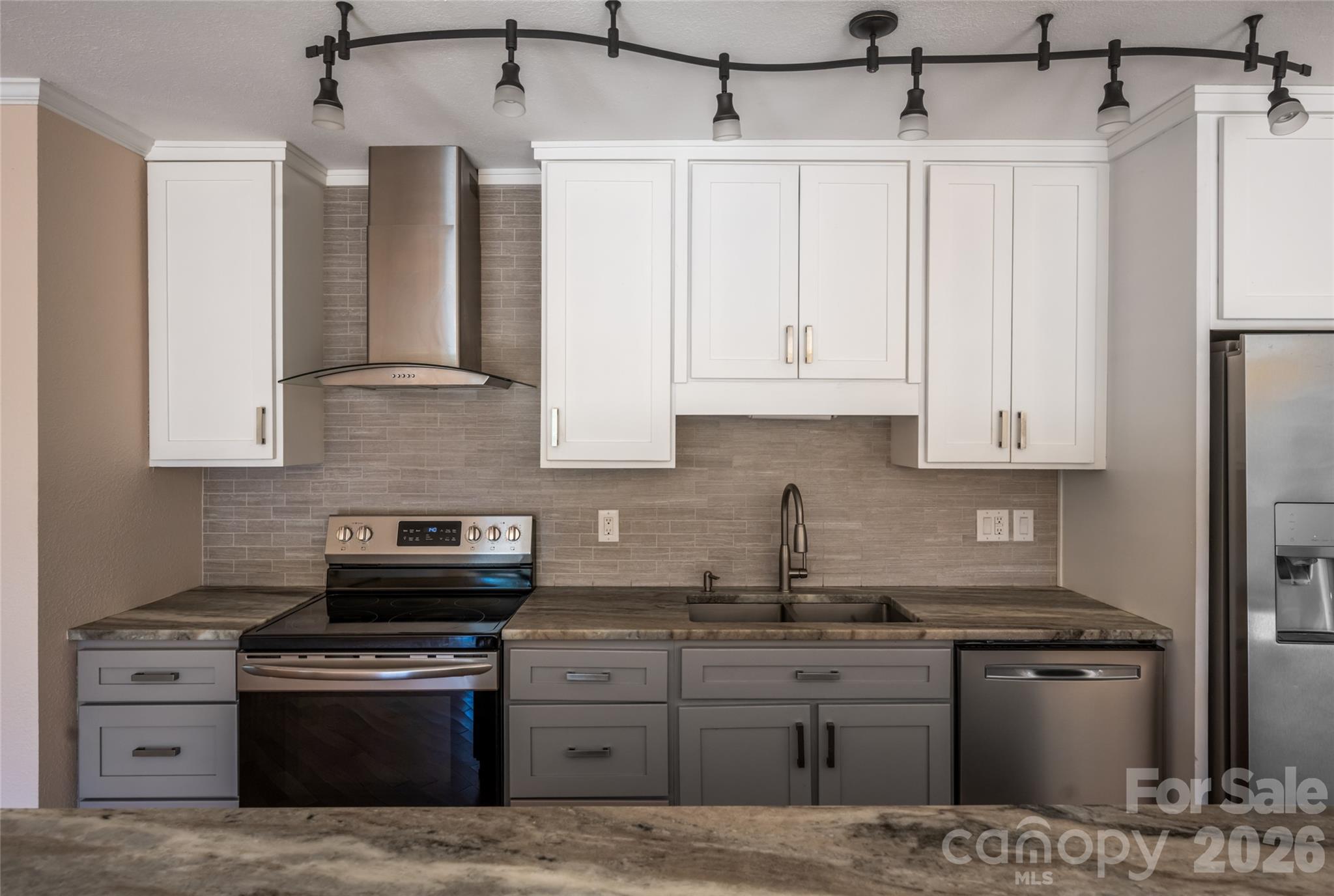 Single Family Residence at 207 Beechwood Lakes Drive, Hendersonville, photo 10 of 47