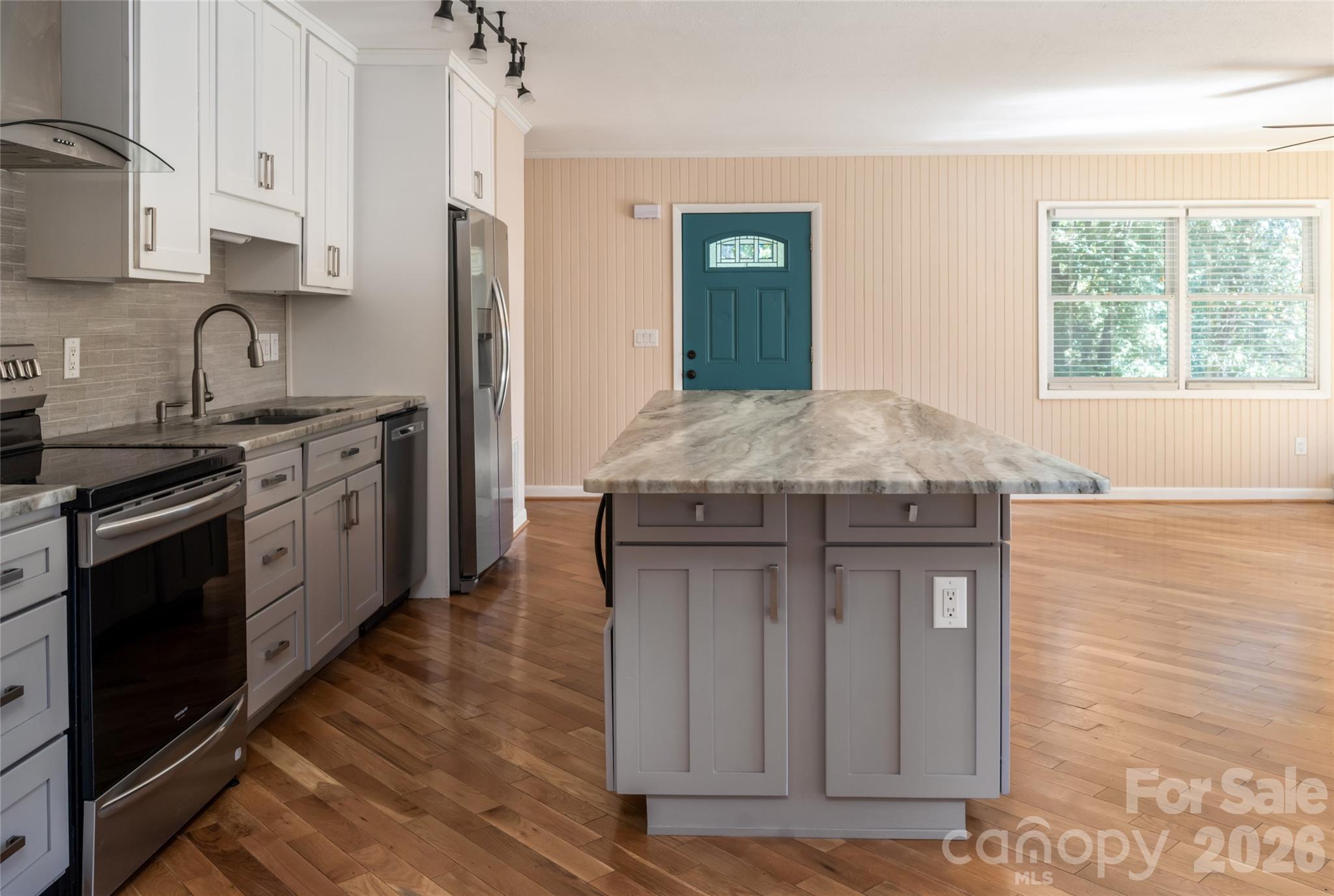 Single Family Residence at 207 Beechwood Lakes Drive, Hendersonville, photo 11 of 47