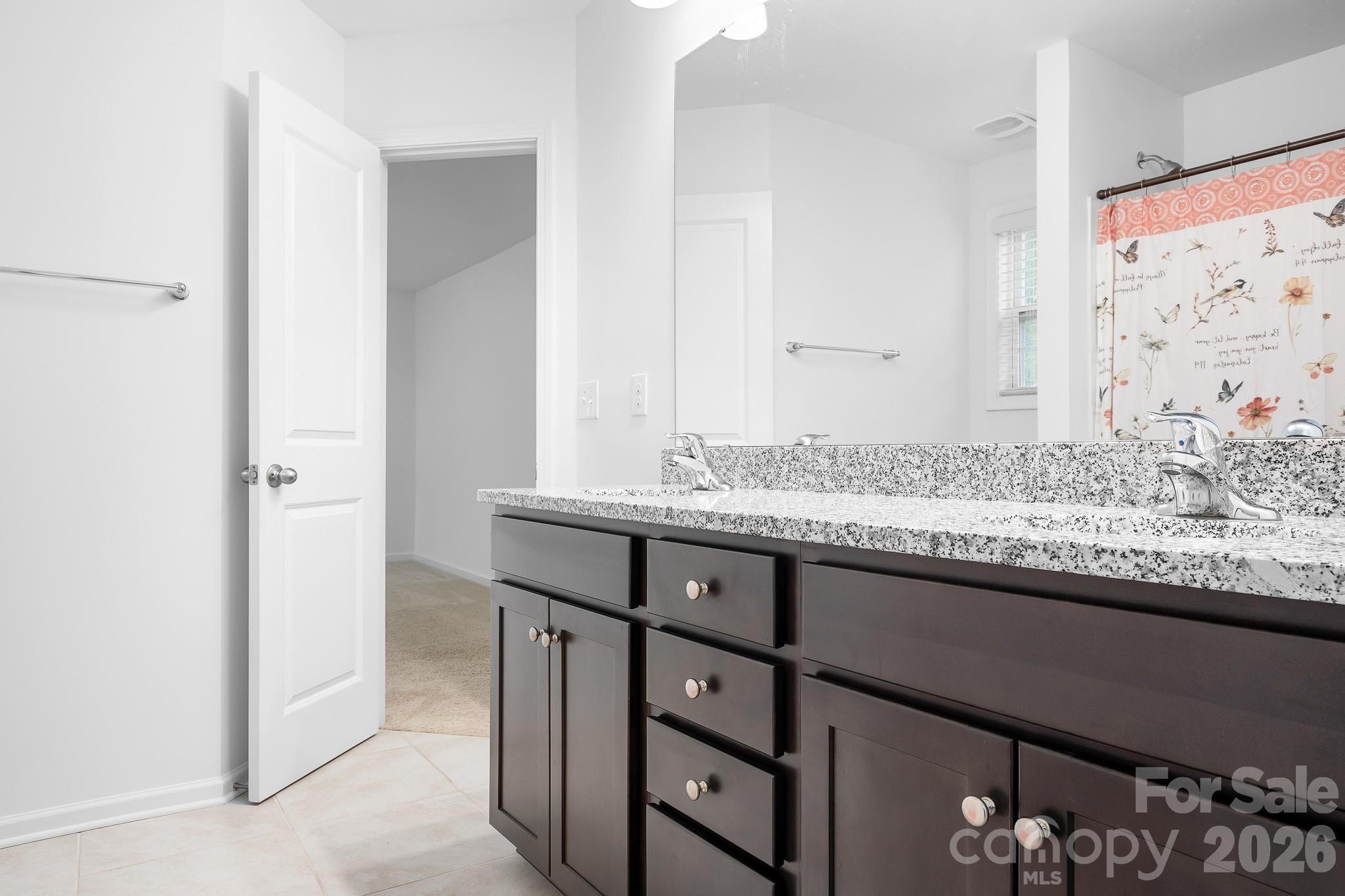 Jack-and-Jill Bath with lots of counter and cabinet space. - 3967 Lake Breeze Drive, Sherrills Ford