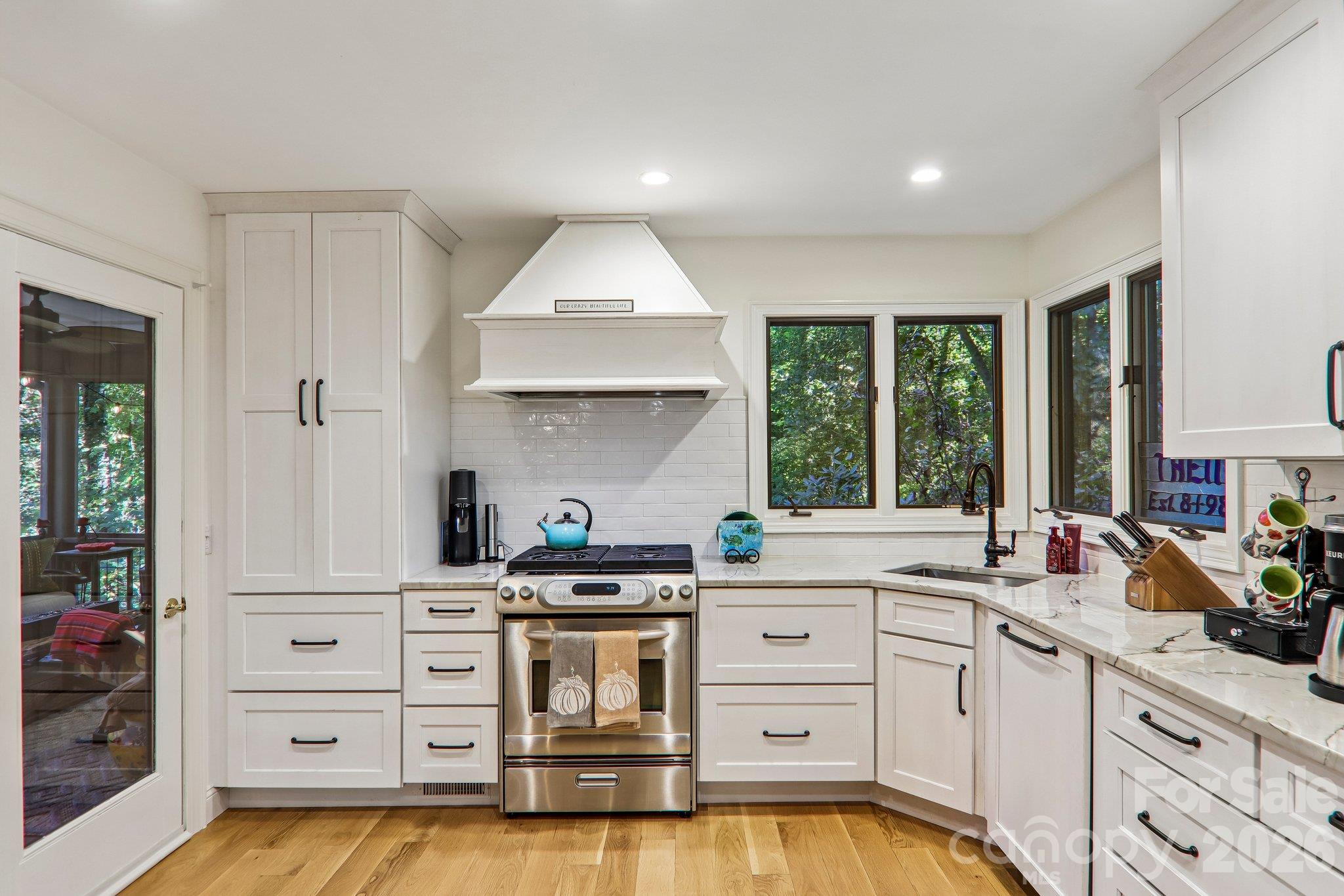 Gas range with high end vent hood. - 212 Pheasant Run, Hendersonville
