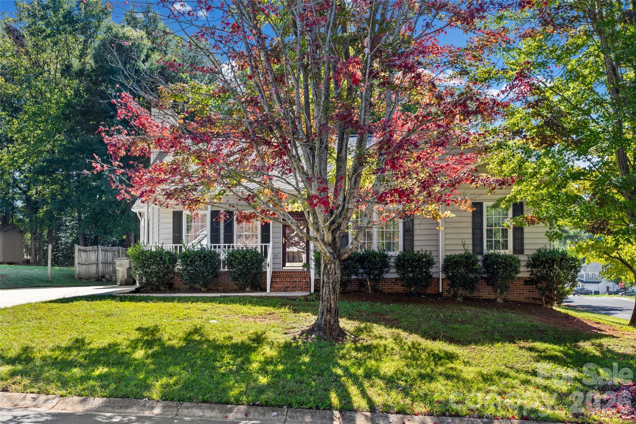 Single Family Residence at 800 Thistledown Drive, Rock Hill, photo 2 of 18