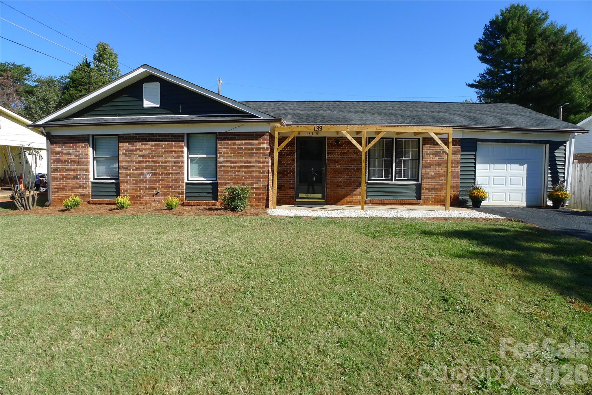 Single Family Residence at 133 Windward Circle, Mocksville, photo 2 of 25