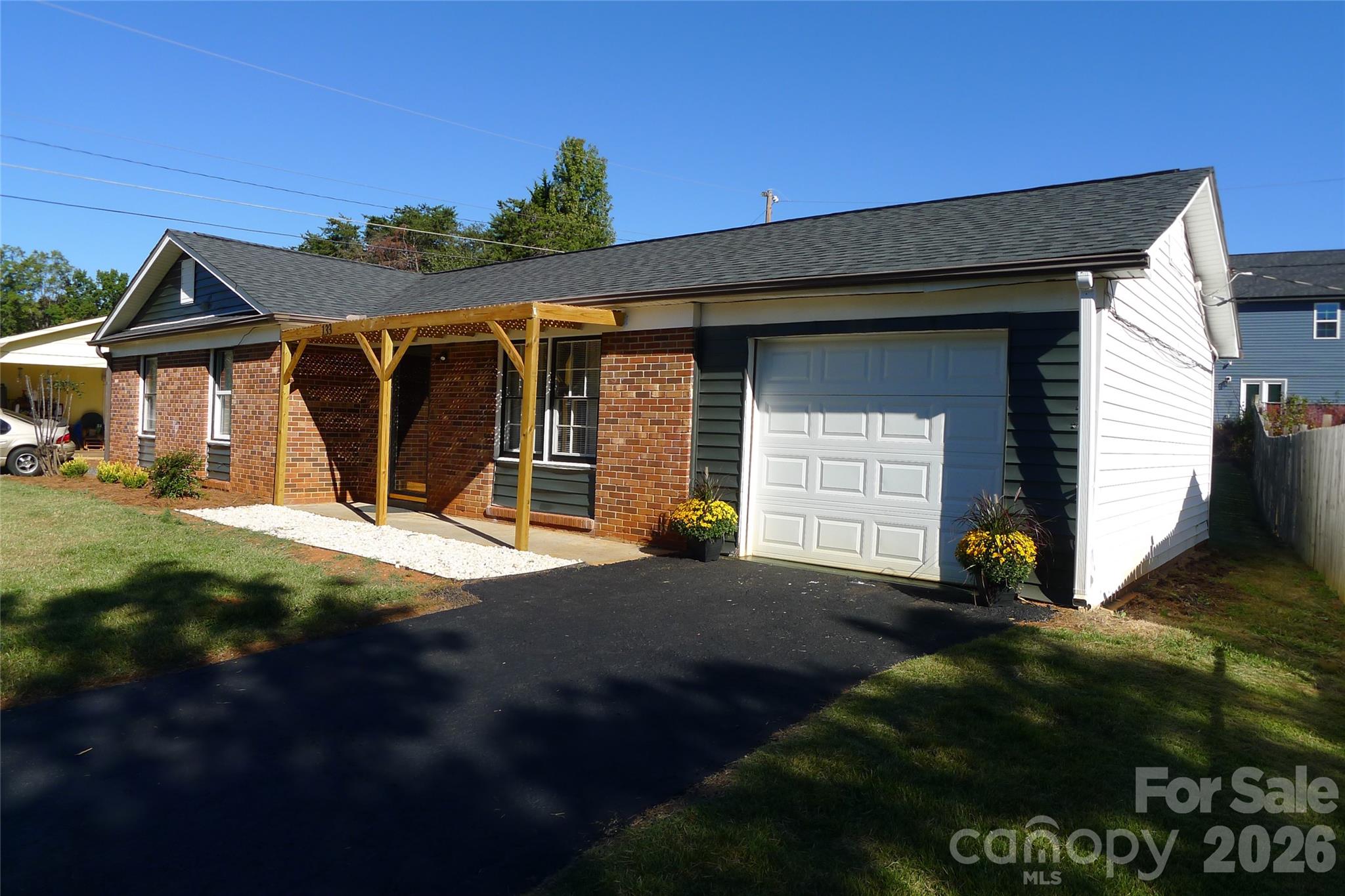 Single Family Residence at 133 Windward Circle, Mocksville, photo 3 of 25