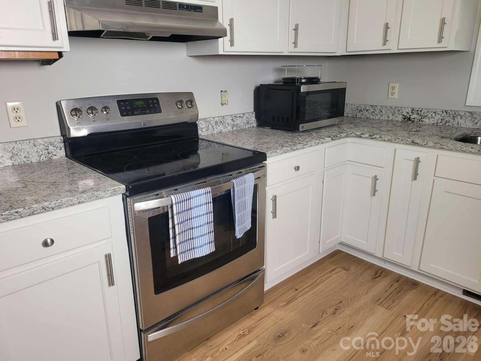 Single Family Residence at 3842 Serenity Drive, Hickory, photo 4 of 31