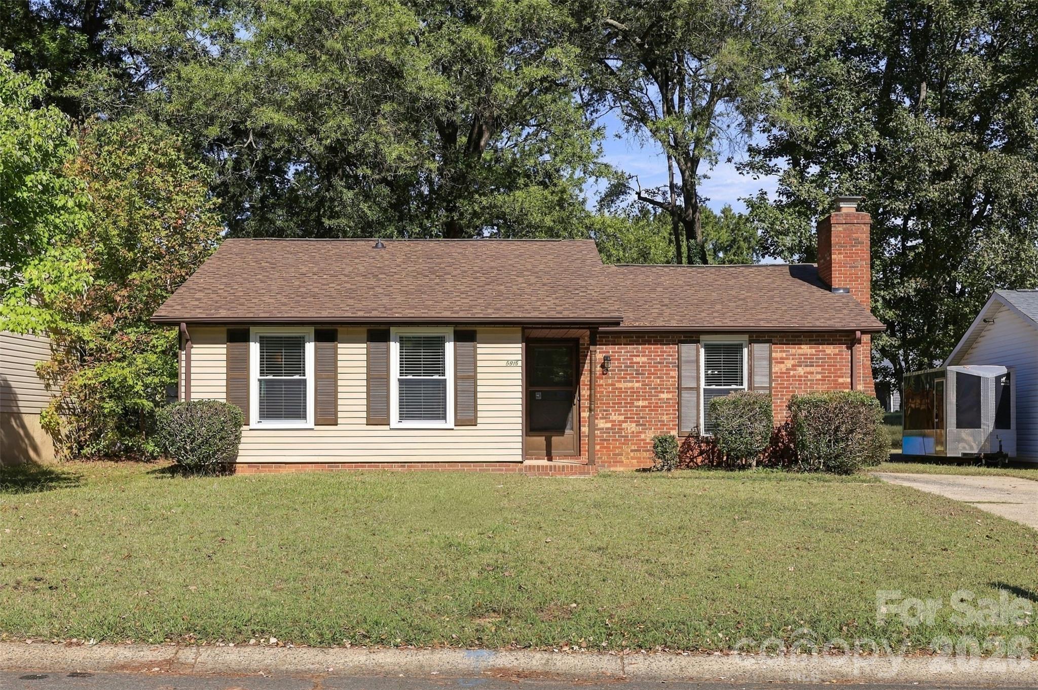 Single Family Residence at 5915 Sunset Chase Lane, Charlotte, photo 2 of 42