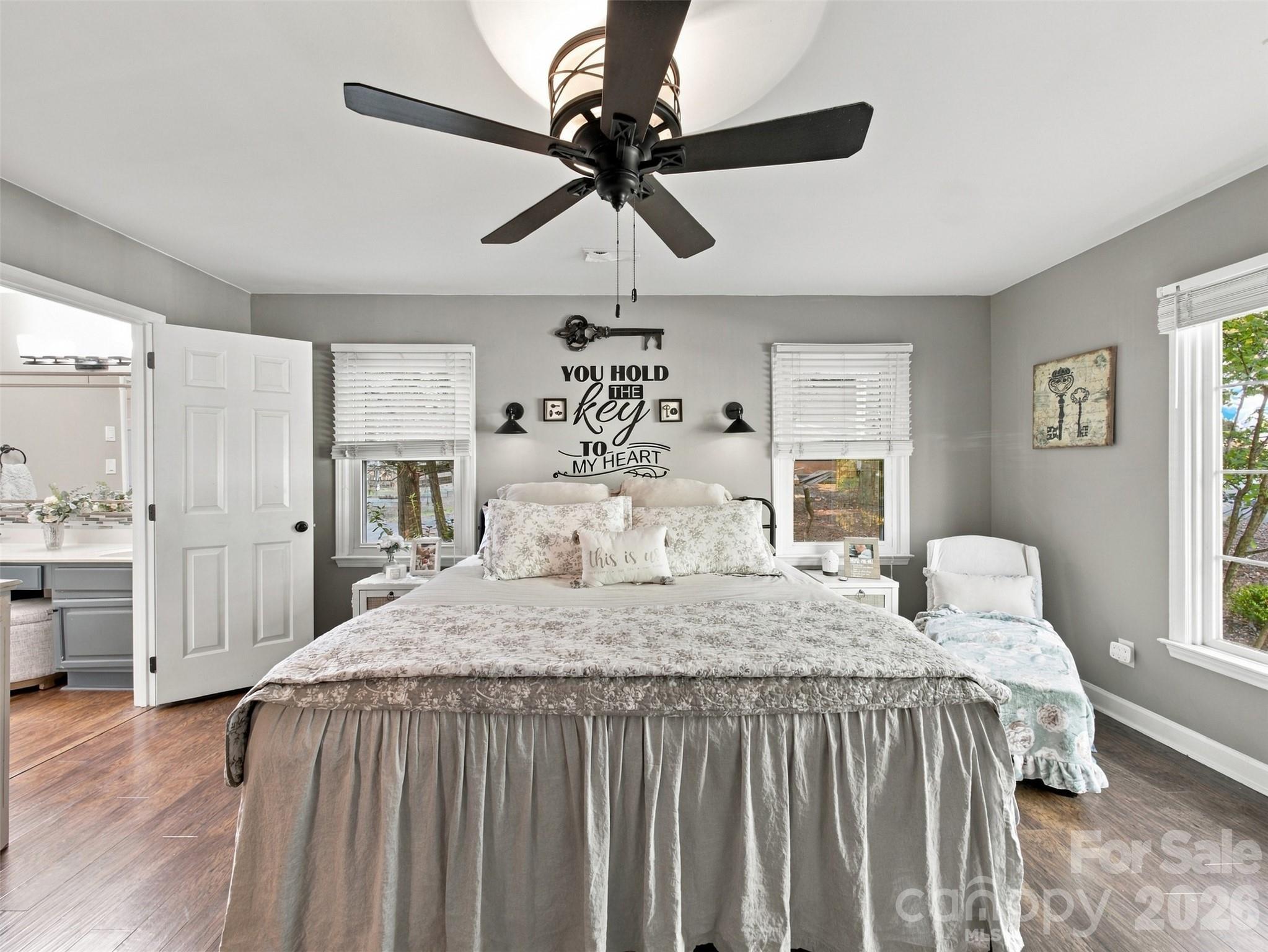 Primary bedroom with ensuite - 4131 Koala Circle, Tega Cay