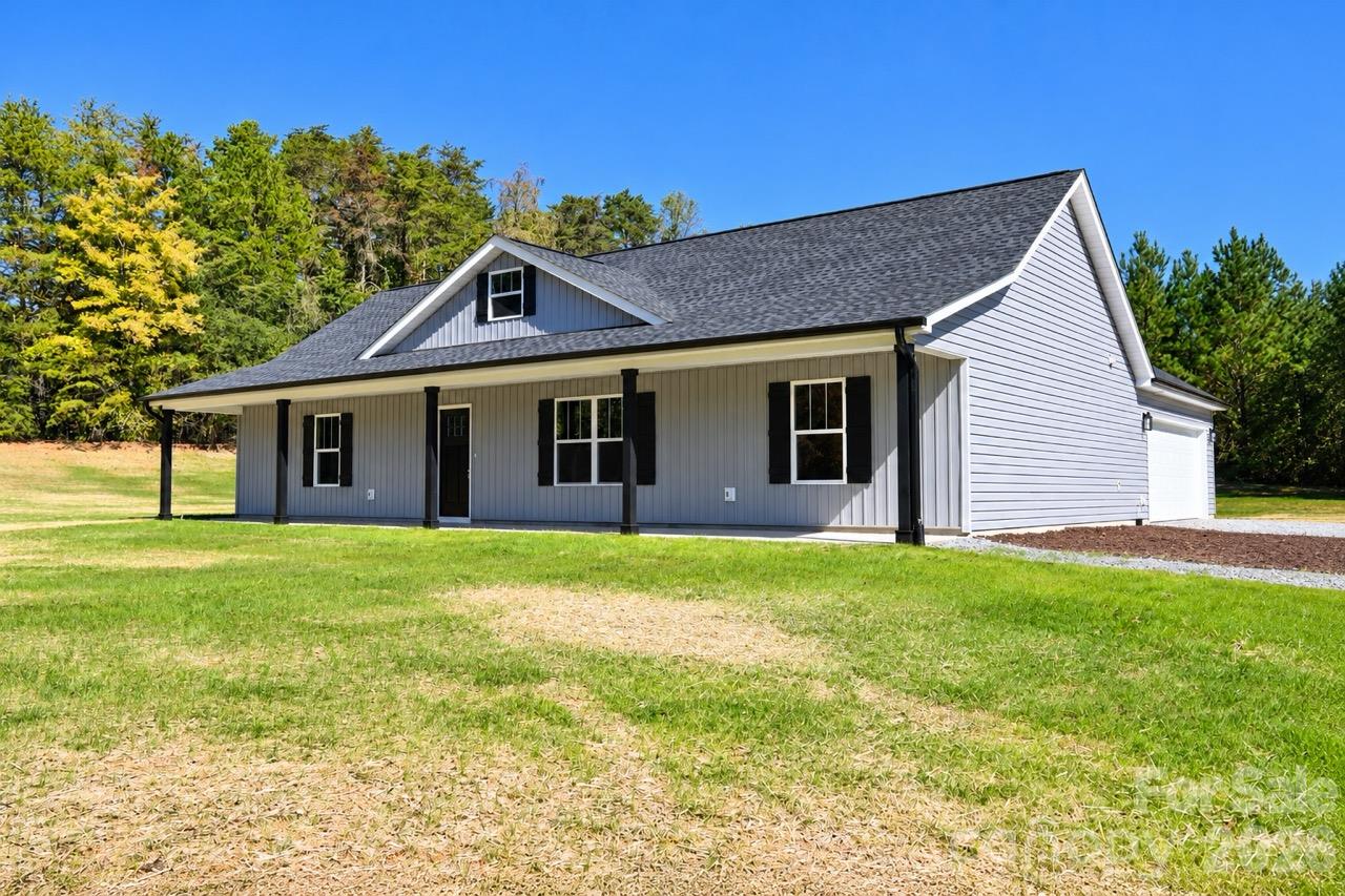 Single Family Residence at 3052 Henry Knob Road, Clover, photo 2 of 23